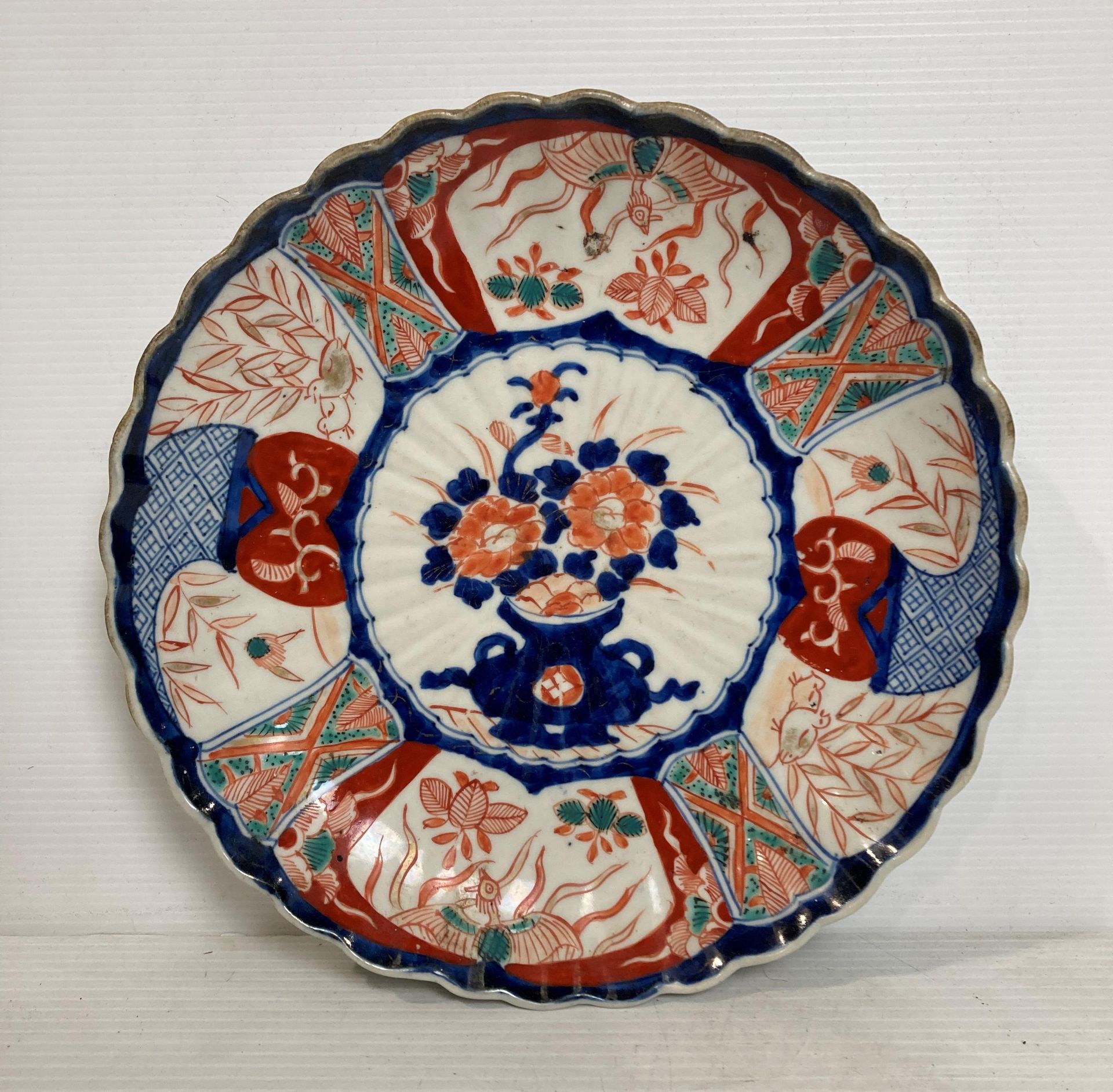 Two Oriental hand-painted Imari pattern scalloped plates, 21.5cm diameter and 24. - Image 2 of 5