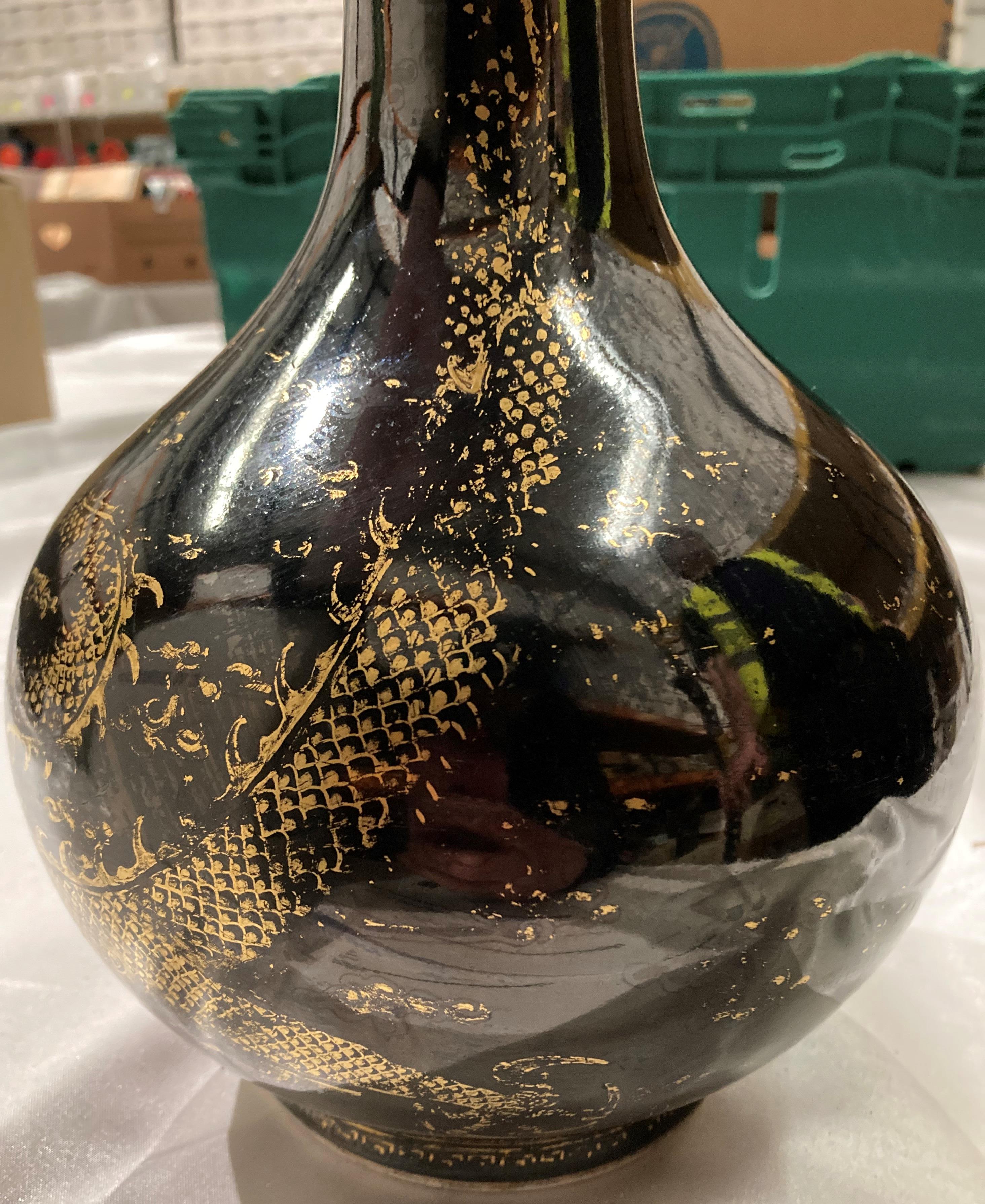 An early Kangxi black and gold dragon patterned vase with long neck and bud base with double circle - Image 7 of 11