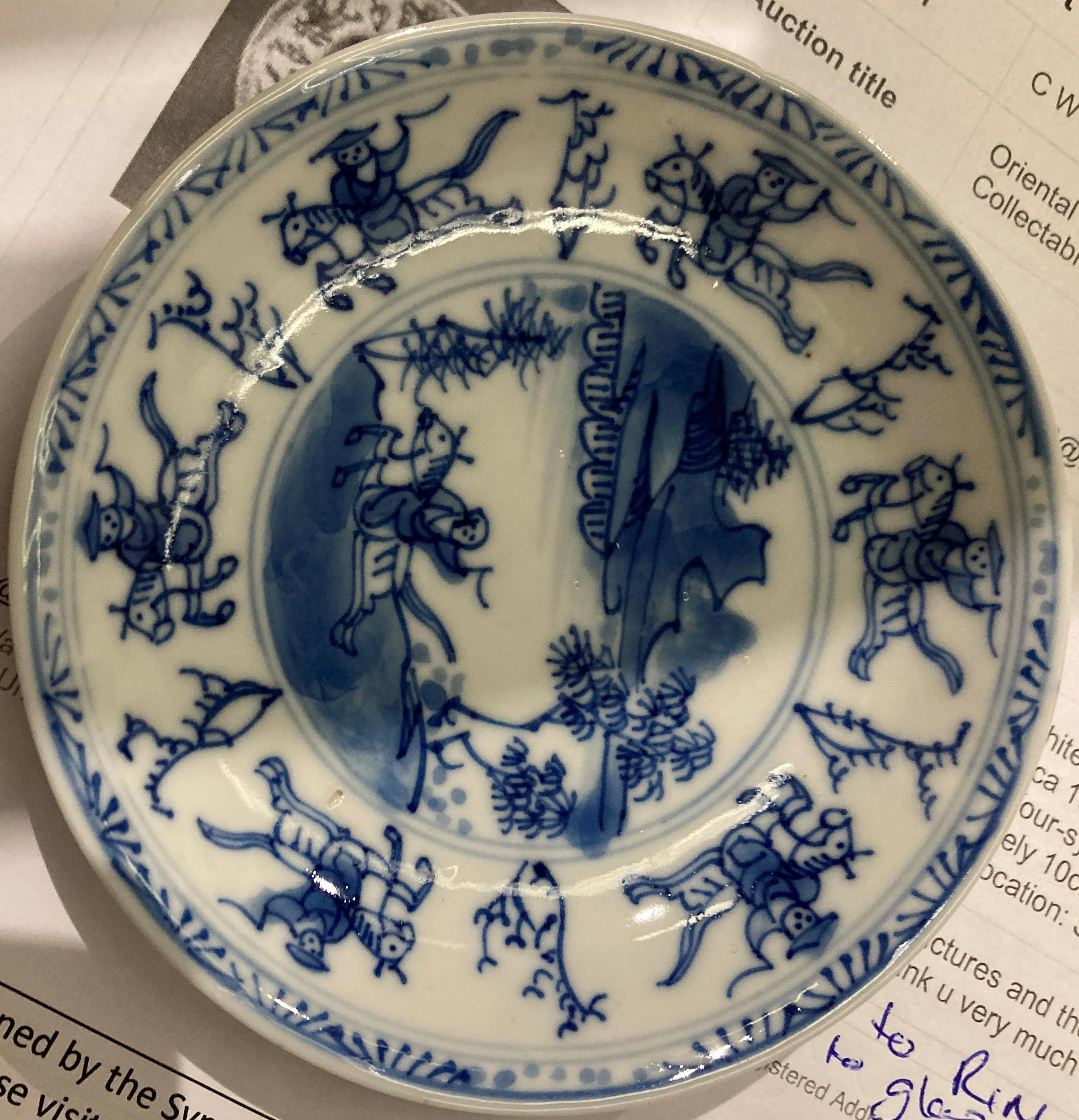 Rare antique blue and white Kangxi Chinese porcelain small plate (Circa 1680) with riding horsemen - Image 4 of 7