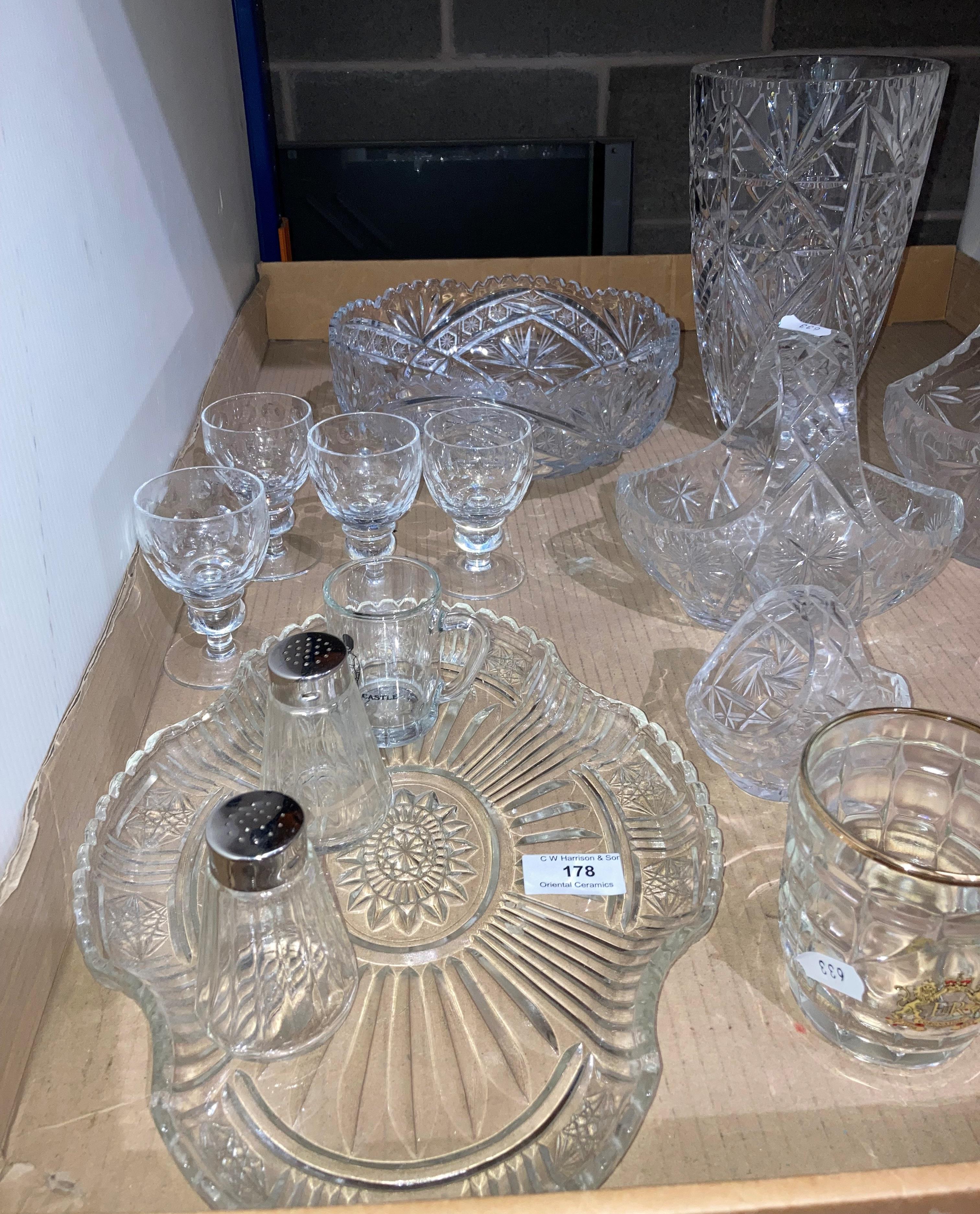 Contents to tray - seventeen assorted pieces of crystal and glassware including a vase, bowl, - Image 2 of 3