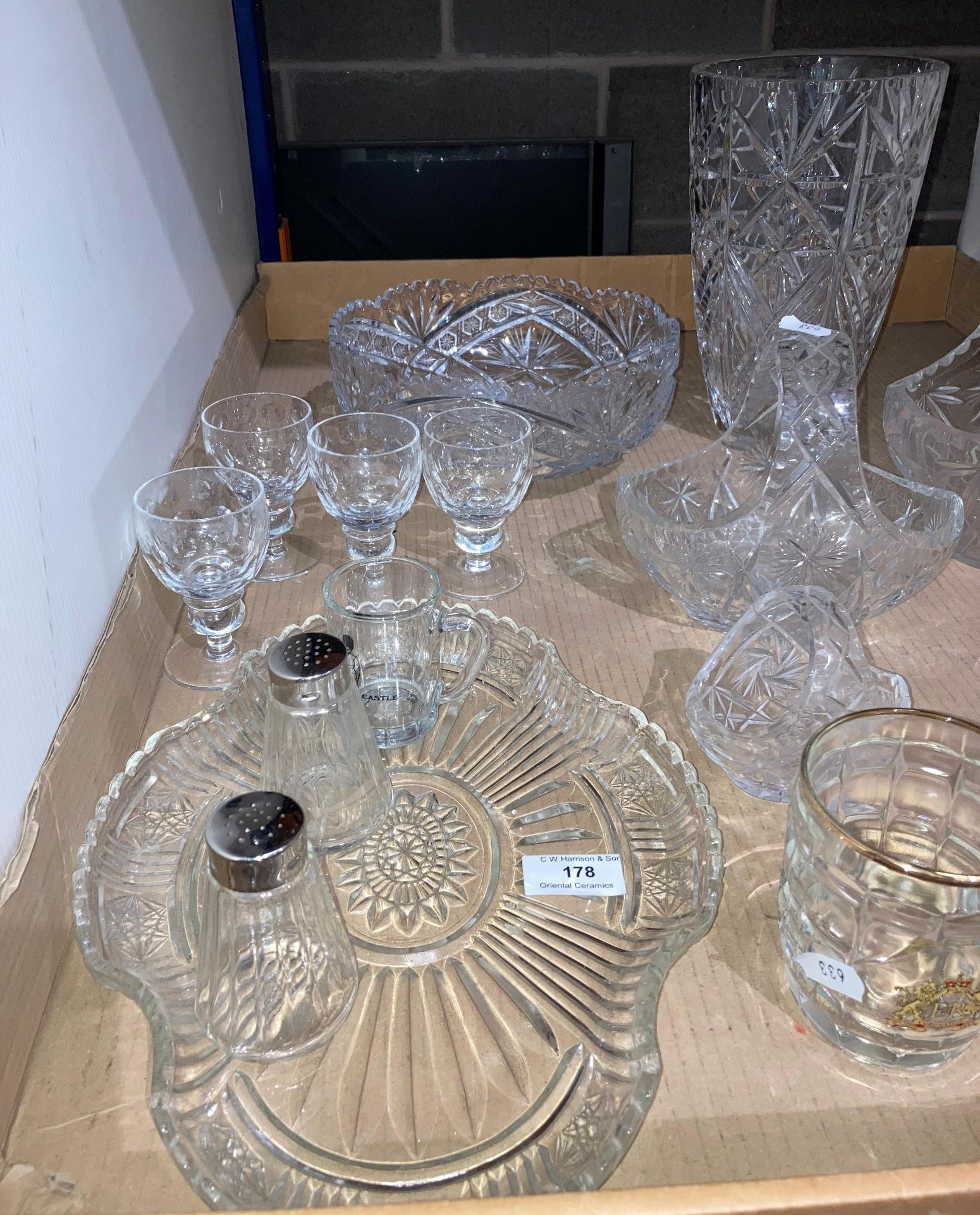 Contents to tray - seventeen assorted pieces of crystal and glassware including a vase, bowl, - Image 2 of 3