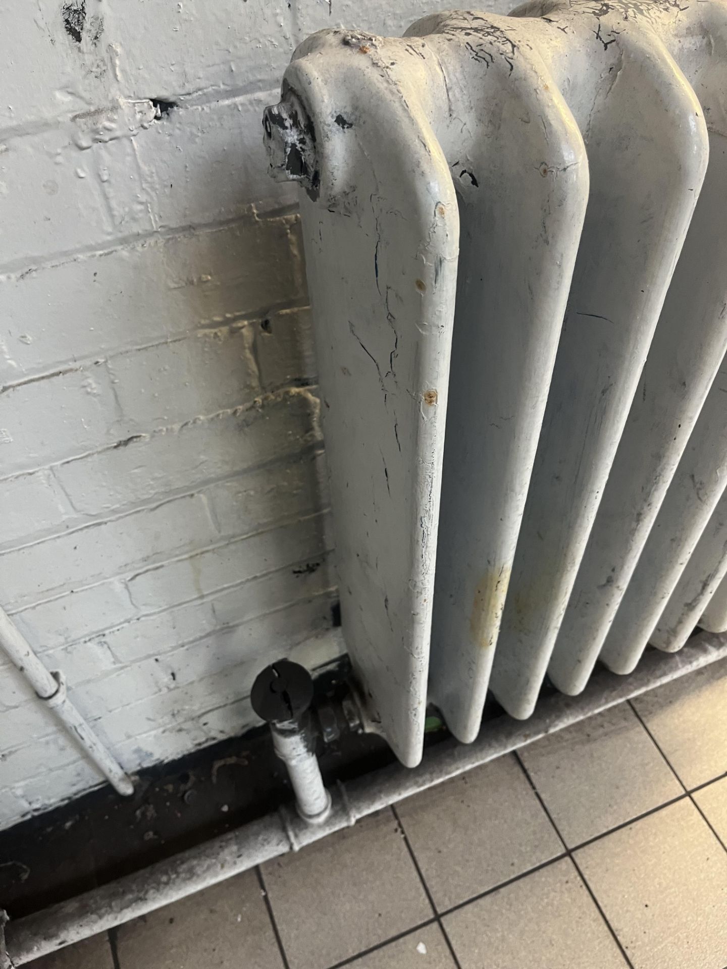 Architectural salvage: medium industrial radiator (Please note the successful bidder will be - Bild 2 aus 4