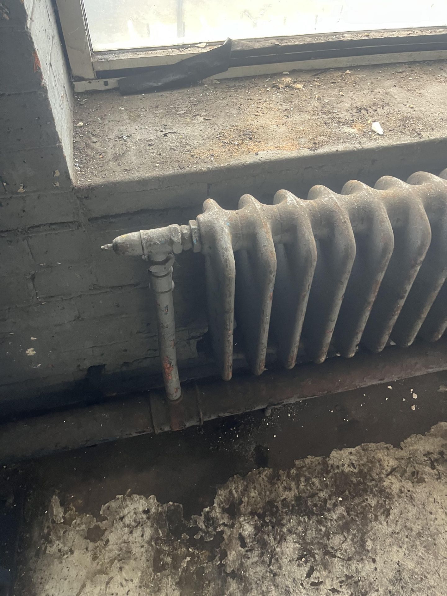 Architectural salvage: medium industrial radiator (Please note the successful bidder will be - Image 6 of 6