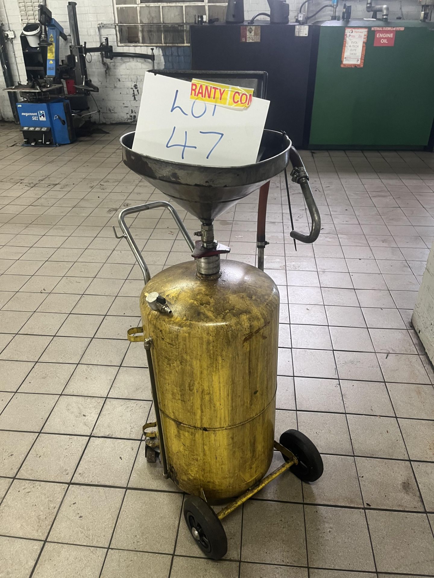 Yellow oil drainer (needs a clean but in working order) - Bild 5 aus 8