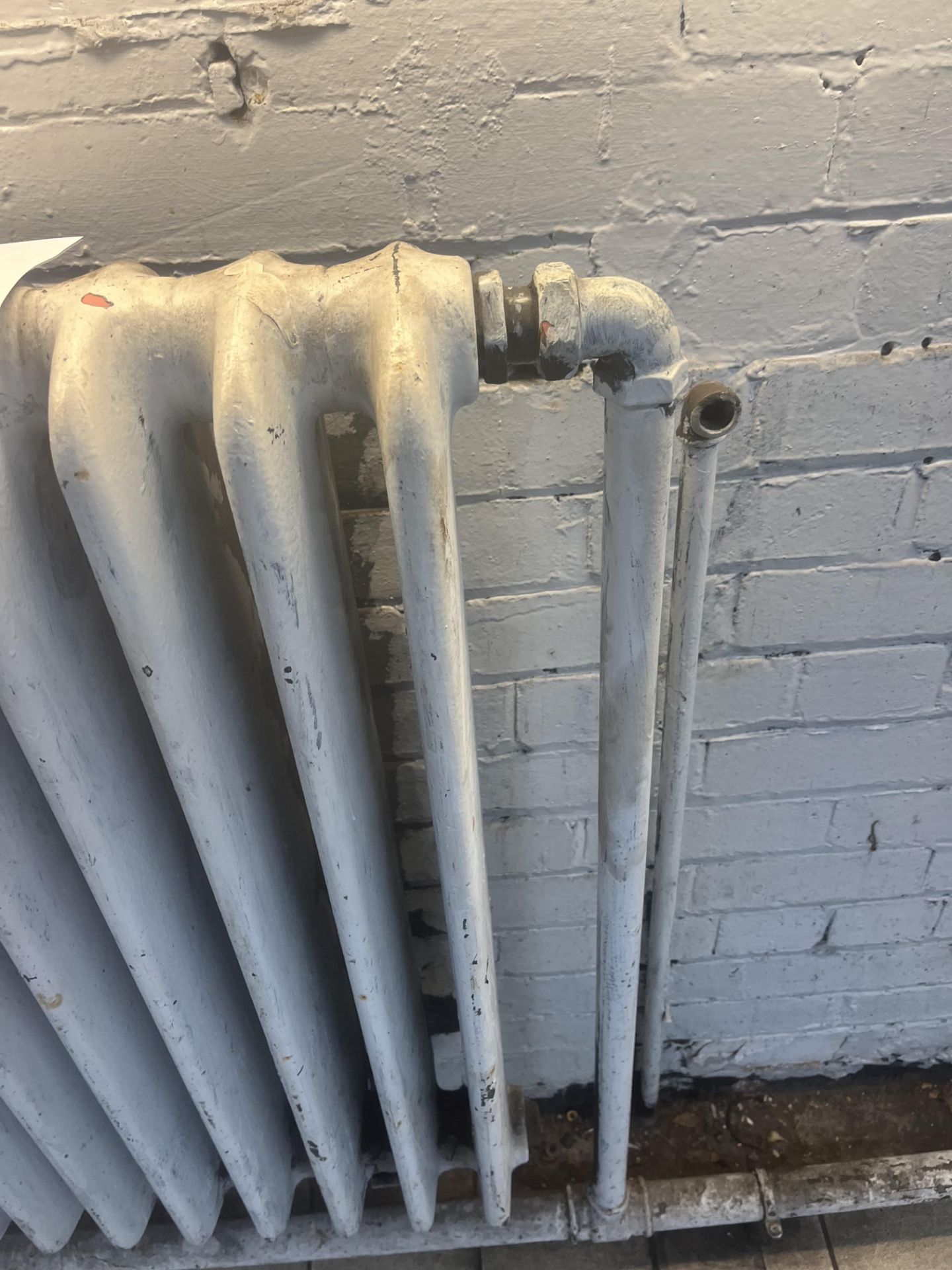 Architectural salvage: medium industrial radiator (Please note the successful bidder will be - Bild 3 aus 5
