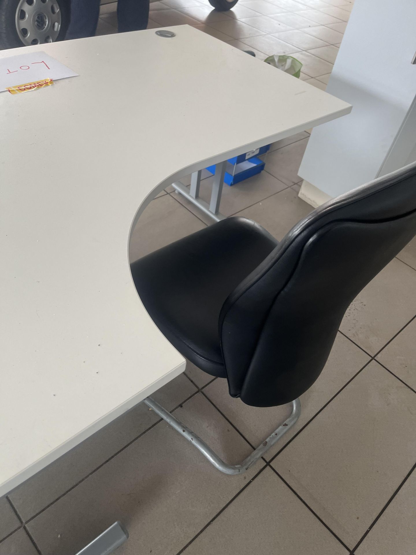 Two white desks and two black office chairs - Bild 5 aus 6