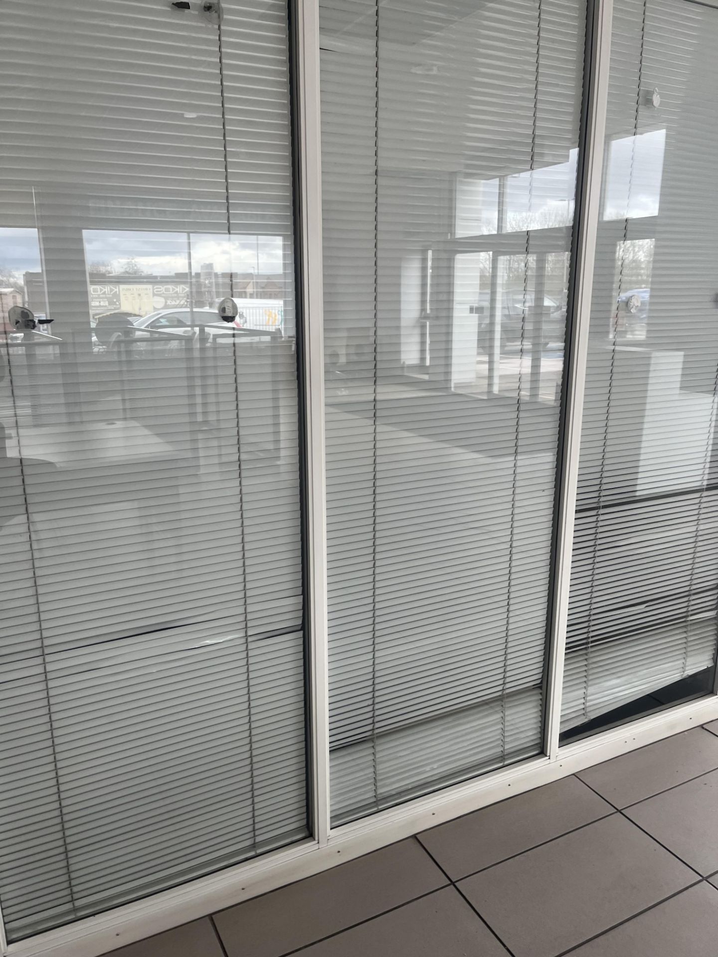 Glass partition section comprising six panels and two doors (Please note the successful bidder is - Bild 4 aus 5