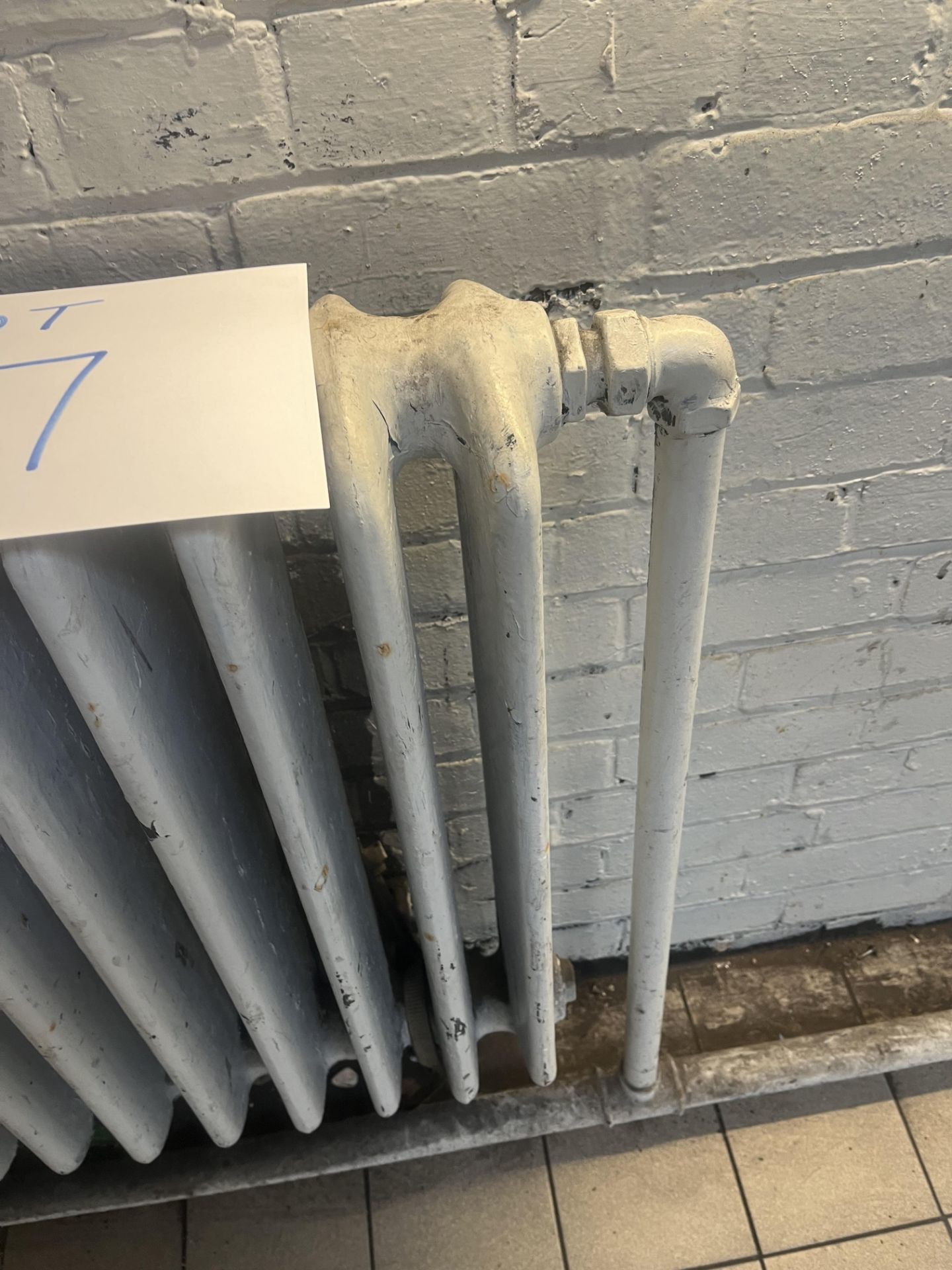 Architectural salvage: medium industrial radiator (Please note the successful bidder will be - Bild 3 aus 4