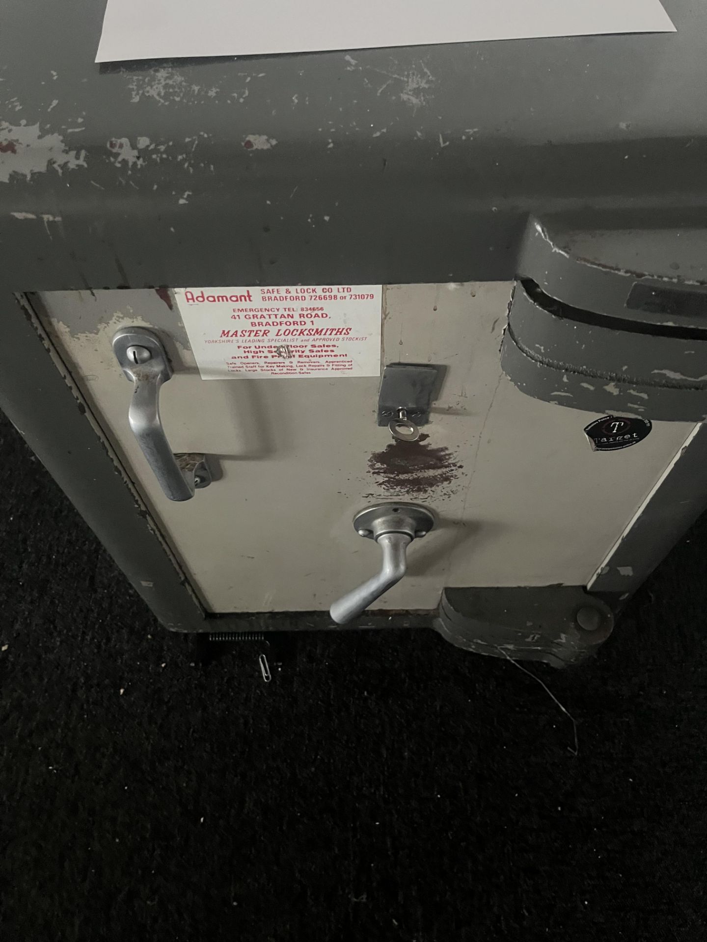 Grey painted metal safe with one key - Bild 2 aus 5