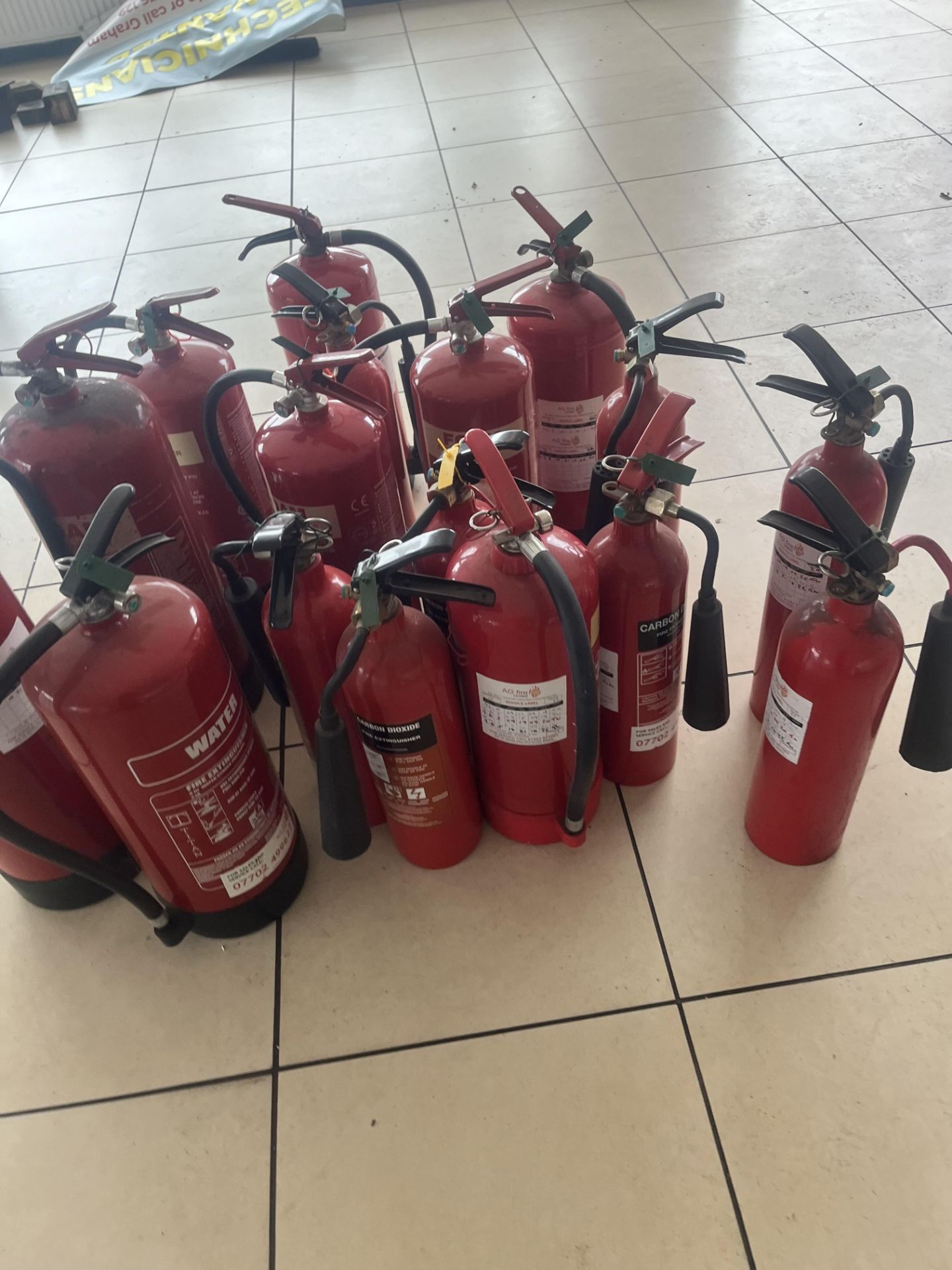 Sixteen assorted fire extinguishers including foam, CO2 and water, - Bild 3 aus 4