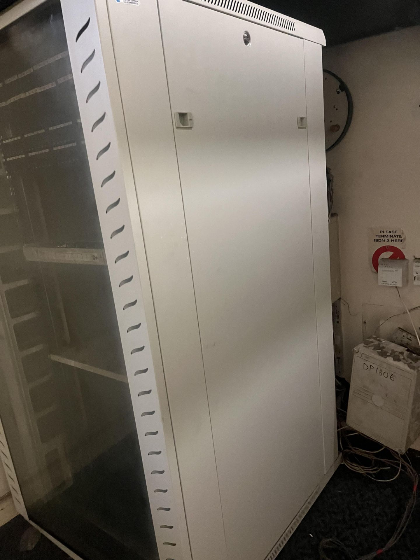 Steel comms cabinet - Image 2 of 6