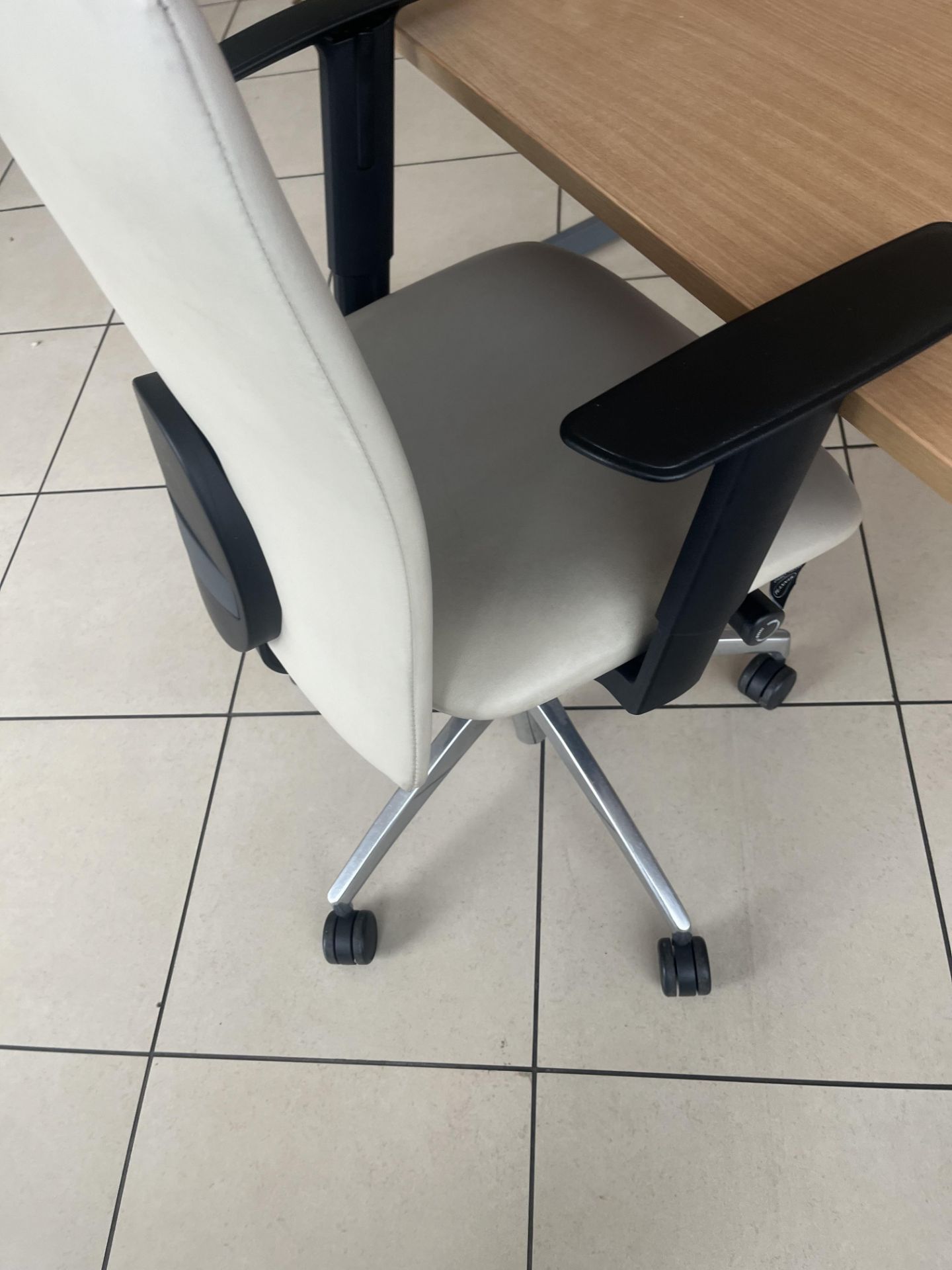 Office desk, swivel office chair and two matching reception chairs - Image 5 of 7