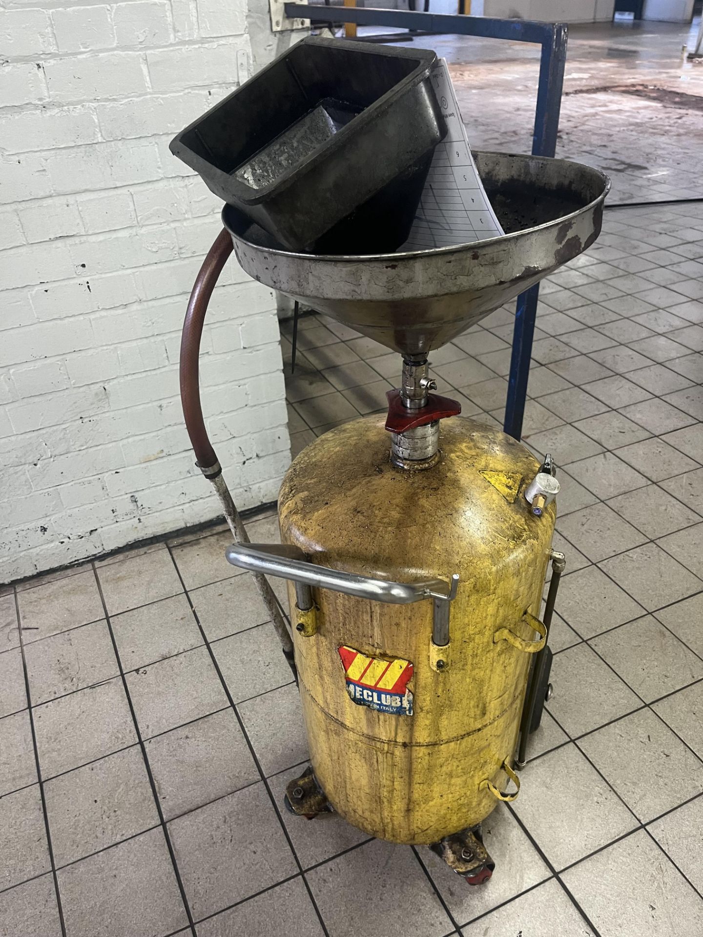 Yellow oil drainer (needs a clean but in working order) - Bild 8 aus 8