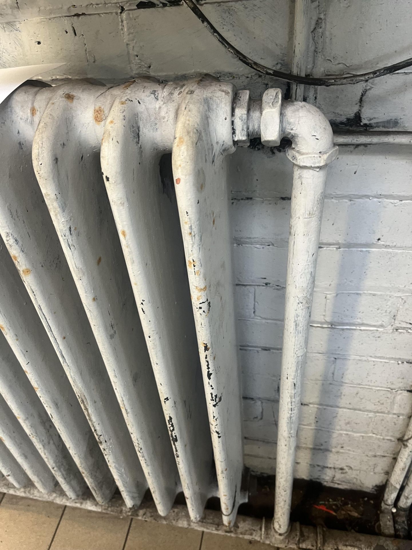 Architectural salvage: medium industrial radiator (Please note the successful bidder will be - Bild 3 aus 6