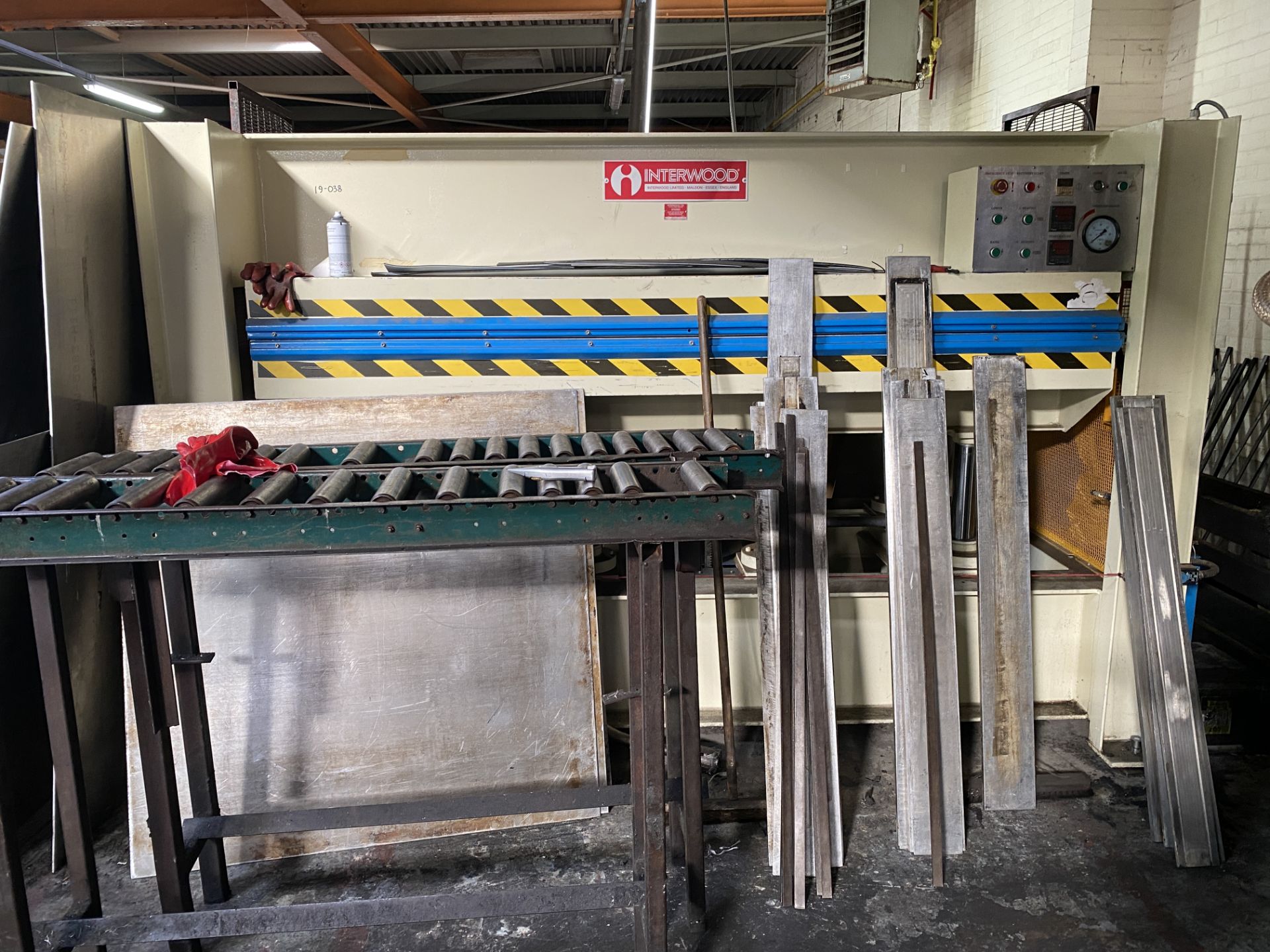 Interwood Type 1MP Press. Overall width of machine 307cm, depth 153cm, height 200cm - Serial no. - Bild 2 aus 12