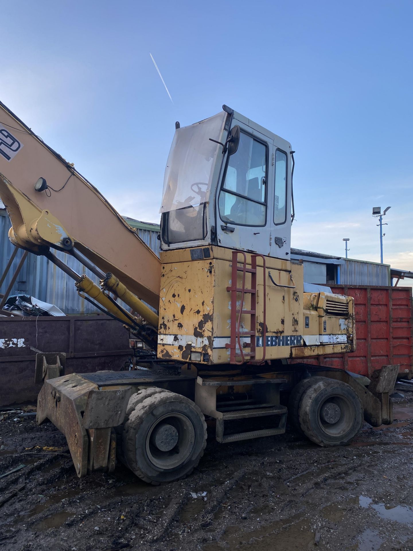 Liebherr 912 Litronic Wheeled and adapted scrap yard material handler with extended reach. - Image 3 of 10