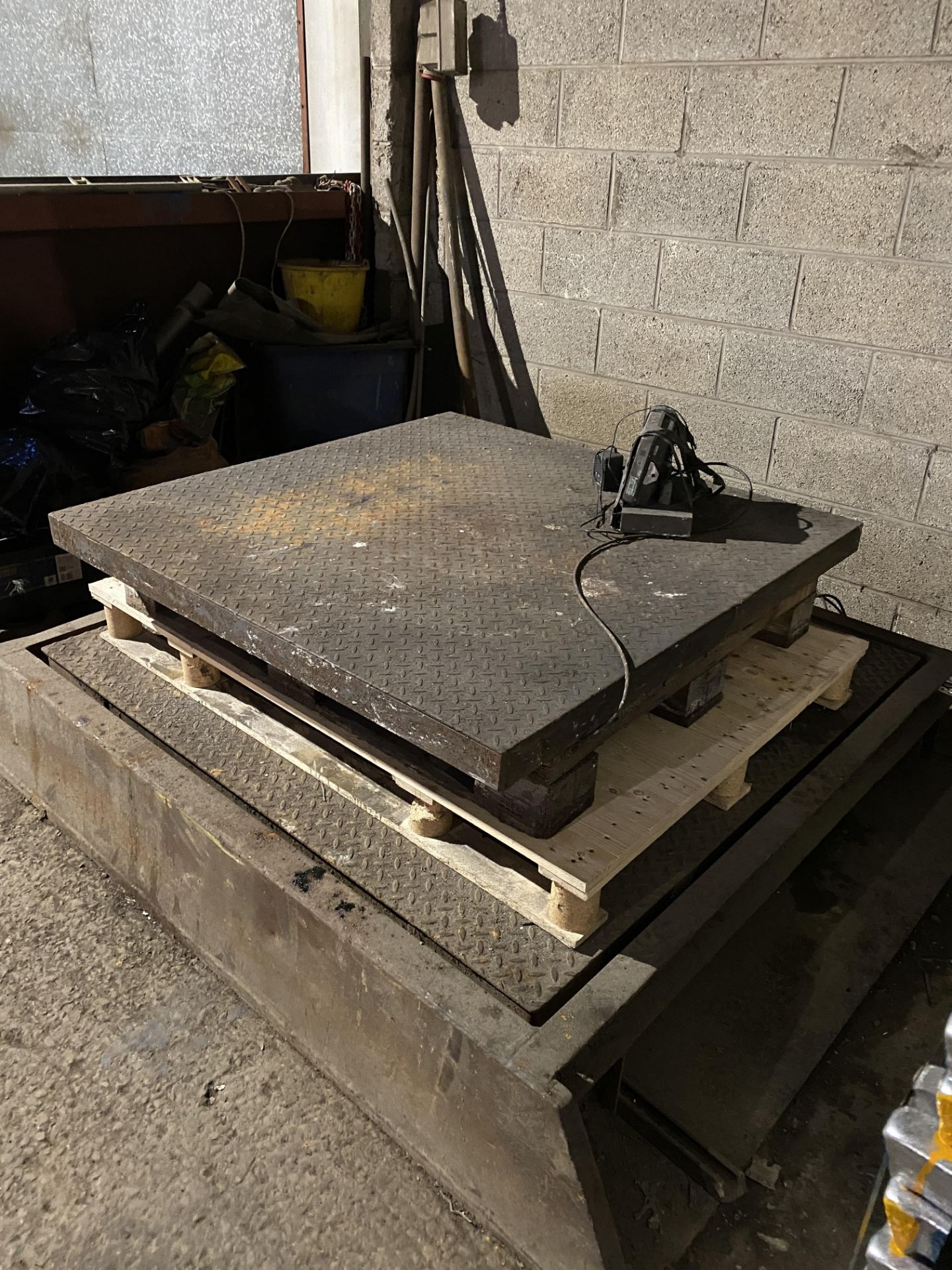 2 x Avery electronic platform scales with controllers as read outs (sold as seen). - Bild 2 aus 6