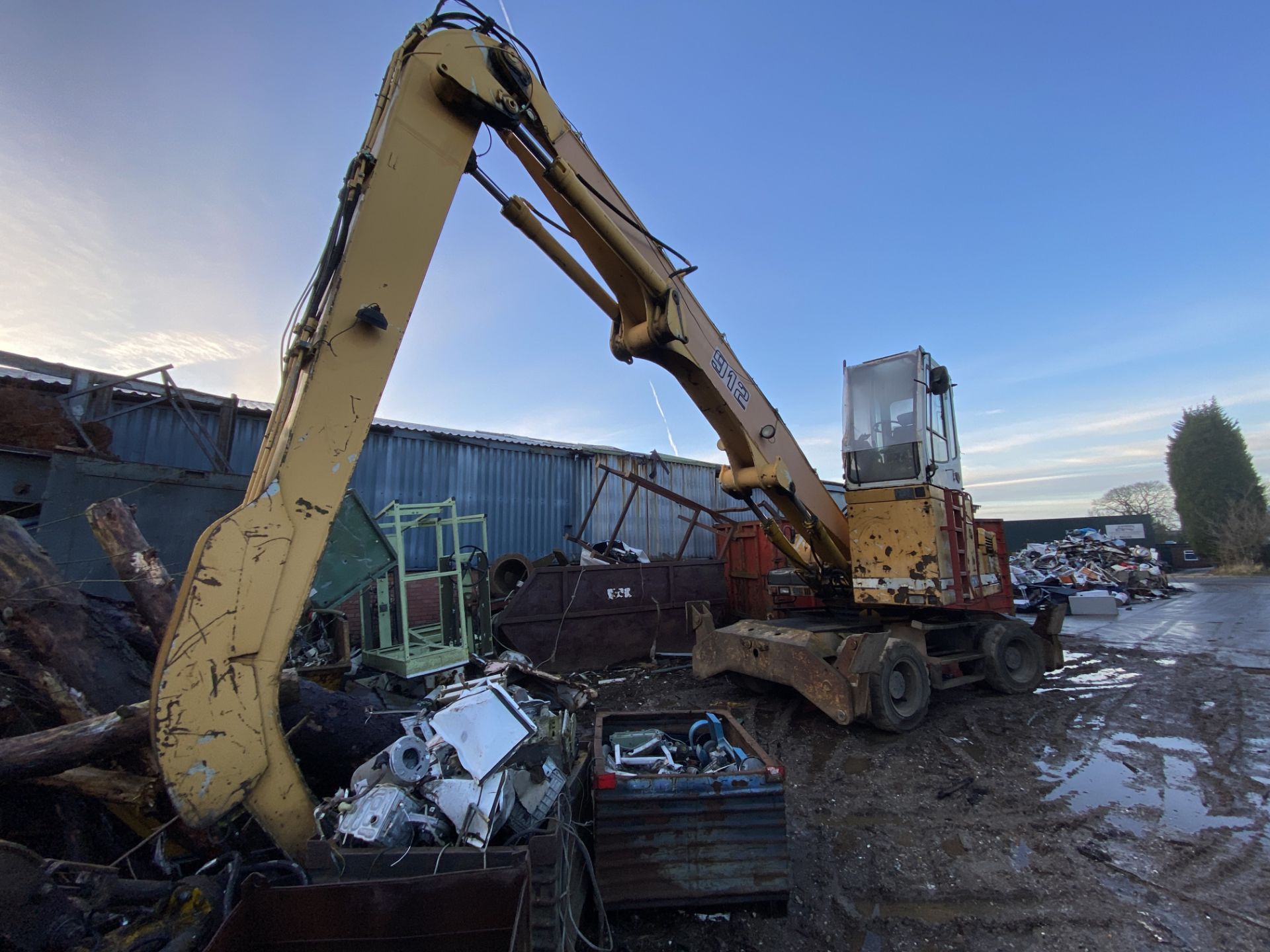 Liebherr 912 Litronic Wheeled and adapted scrap yard material handler with extended reach. - Image 5 of 10