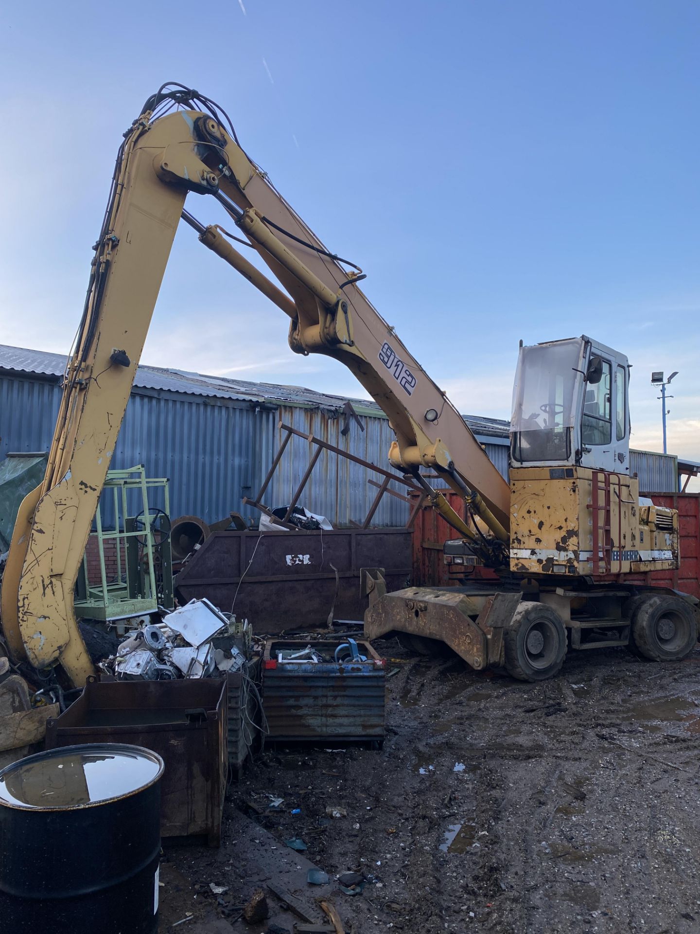 Liebherr 912 Litronic Wheeled and adapted scrap yard material handler with extended reach. - Image 4 of 10