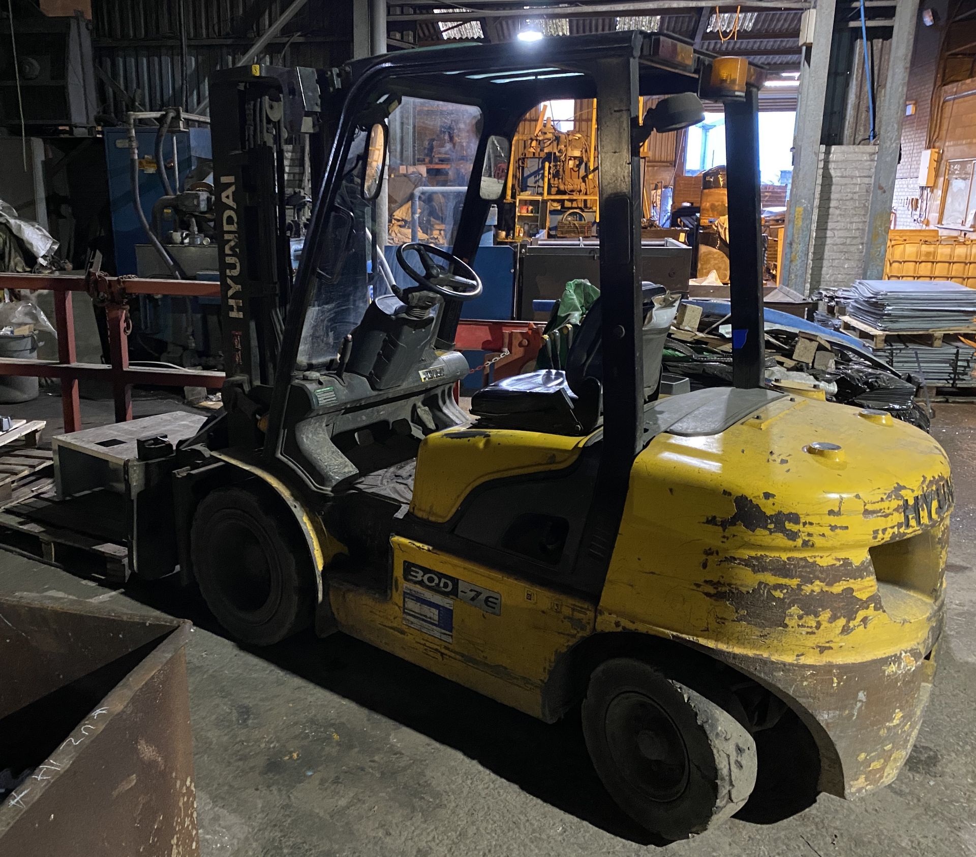 Hyundai 30D-7E Diesel forklift with triplex mast and piping for side shift,