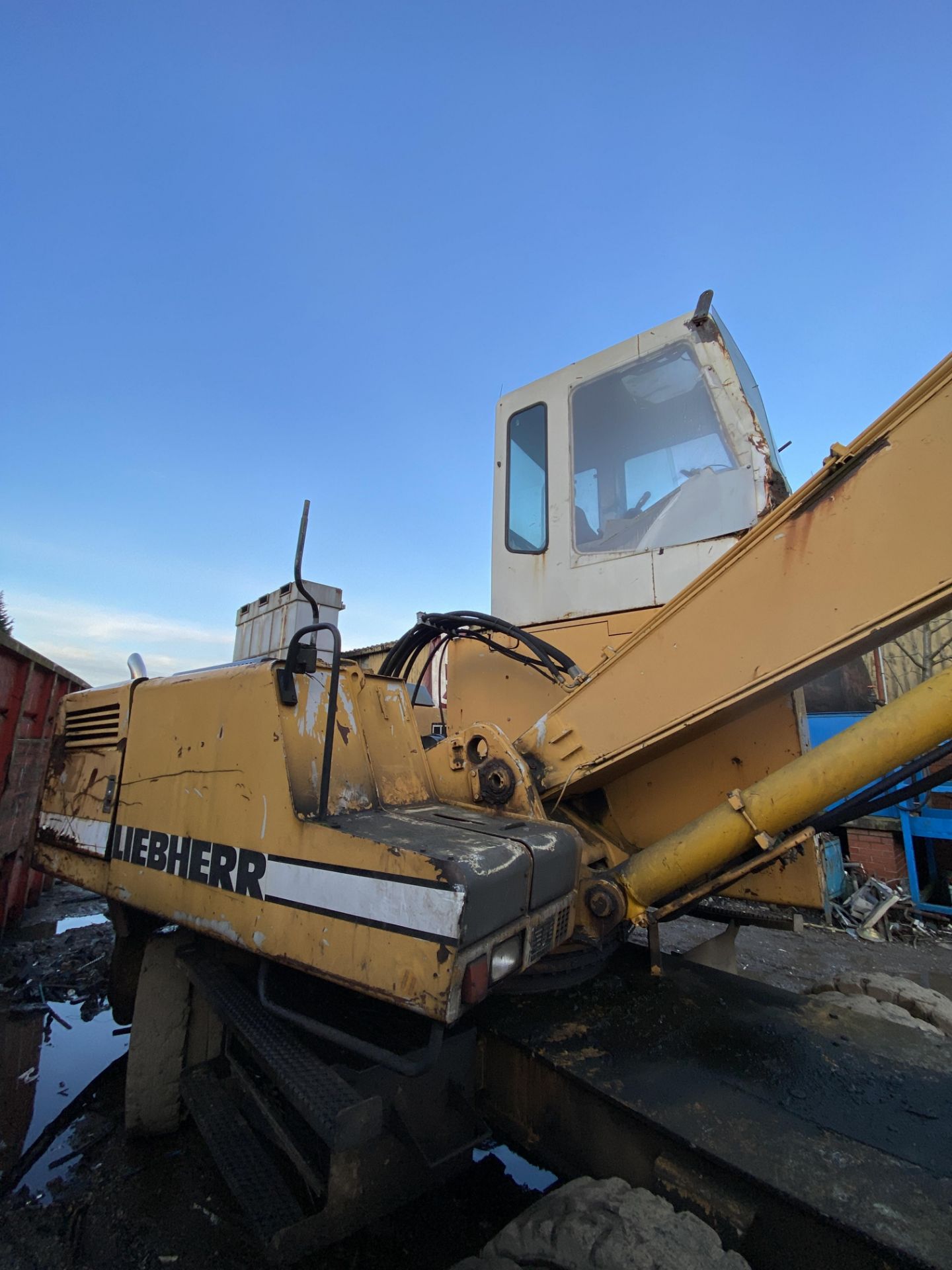 Liebherr 912 Litronic Wheeled and adapted scrap yard material handler with extended reach. - Image 7 of 10