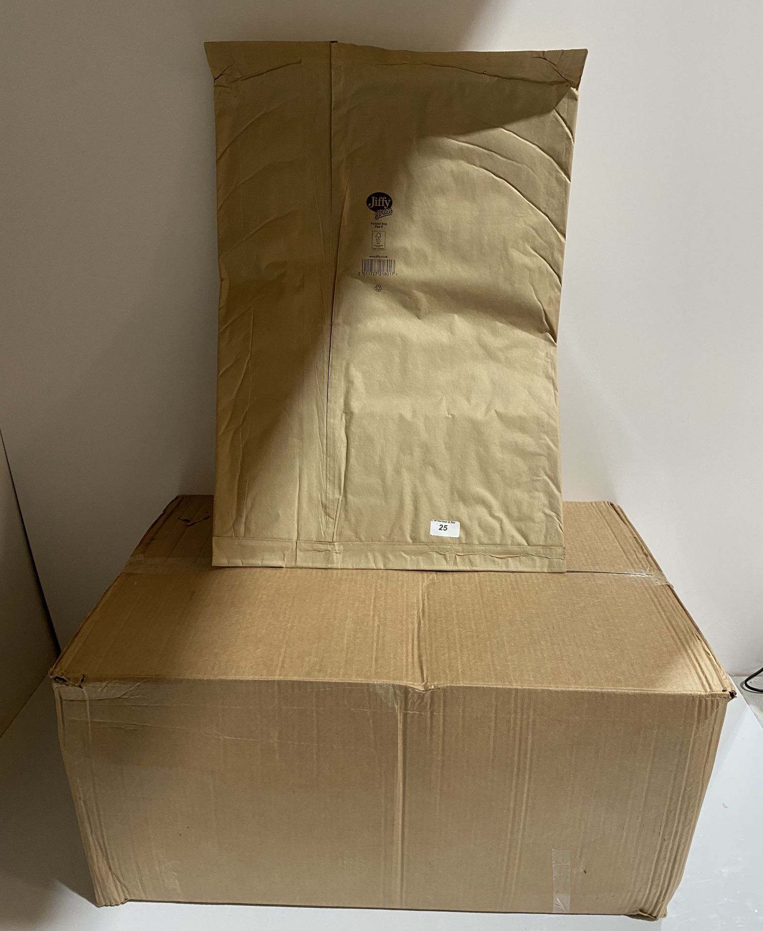 1 x box of 50 Jiffy padded bags size 8 442x661mm (saleroom location: H10)