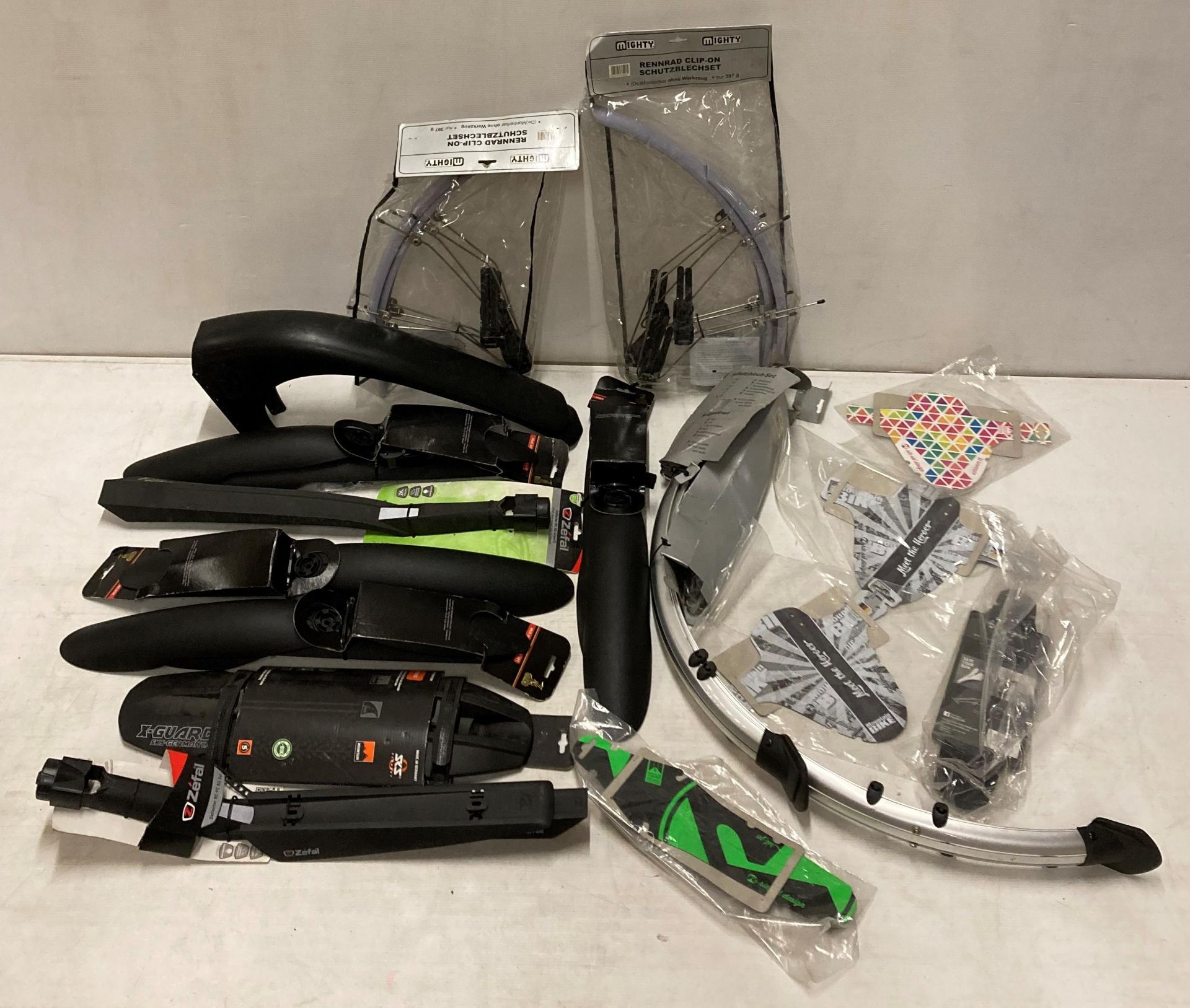 18 x assorted clip-on mud guards (various colours) (saleroom location: M05)