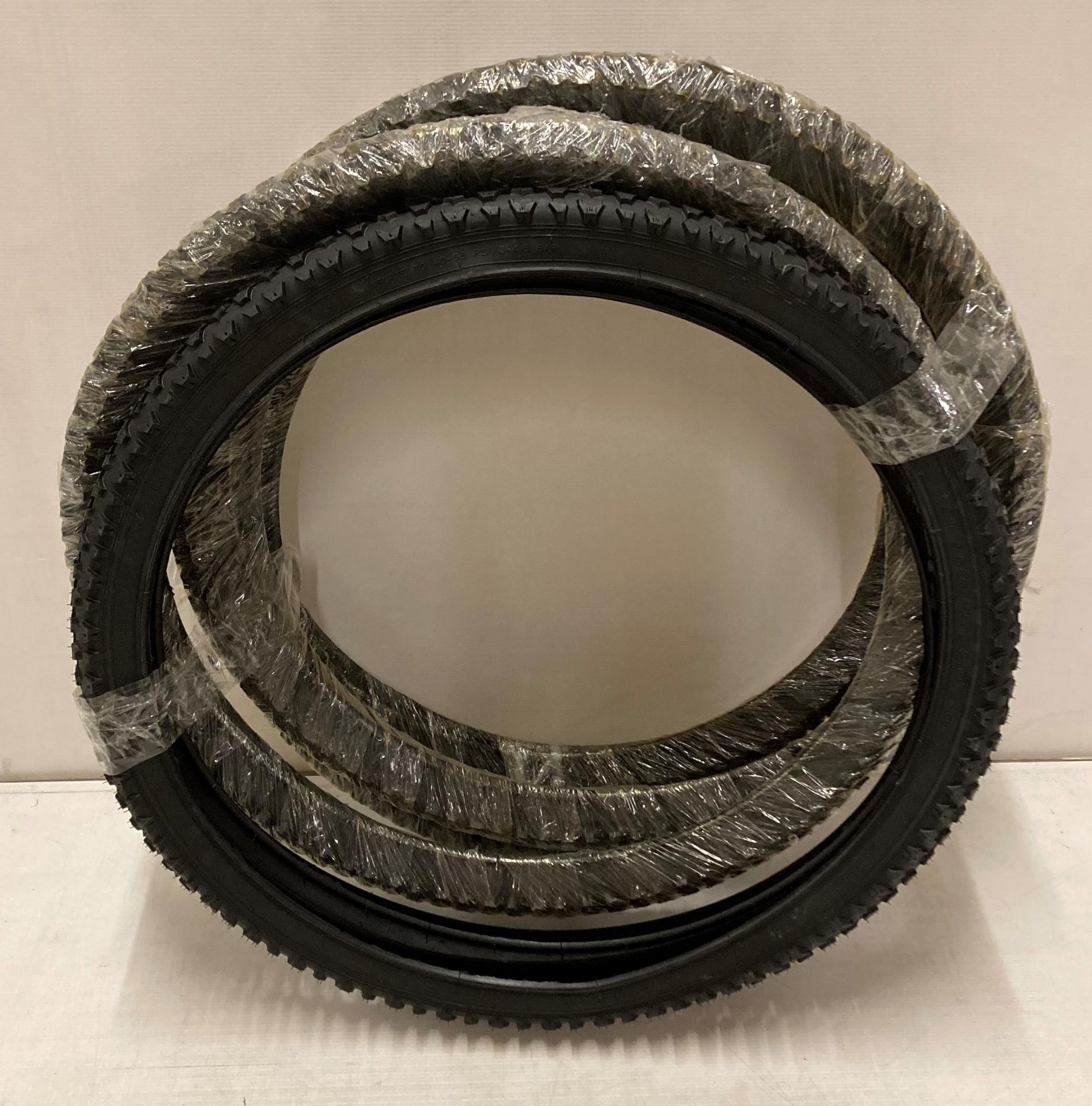 10 x Avocet 26" bicycle tyres (saleroom location: M06)