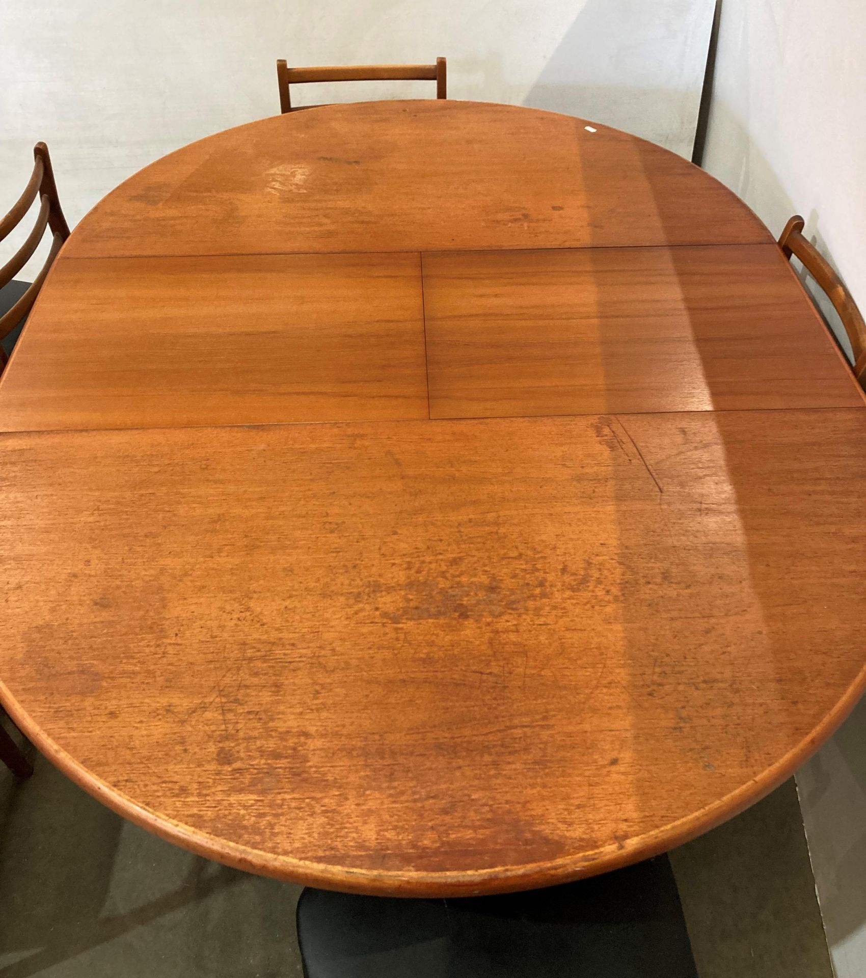 Mid-Century circular extending dining table - possibly Danish (no makers mark visible) - and a set - Image 4 of 5