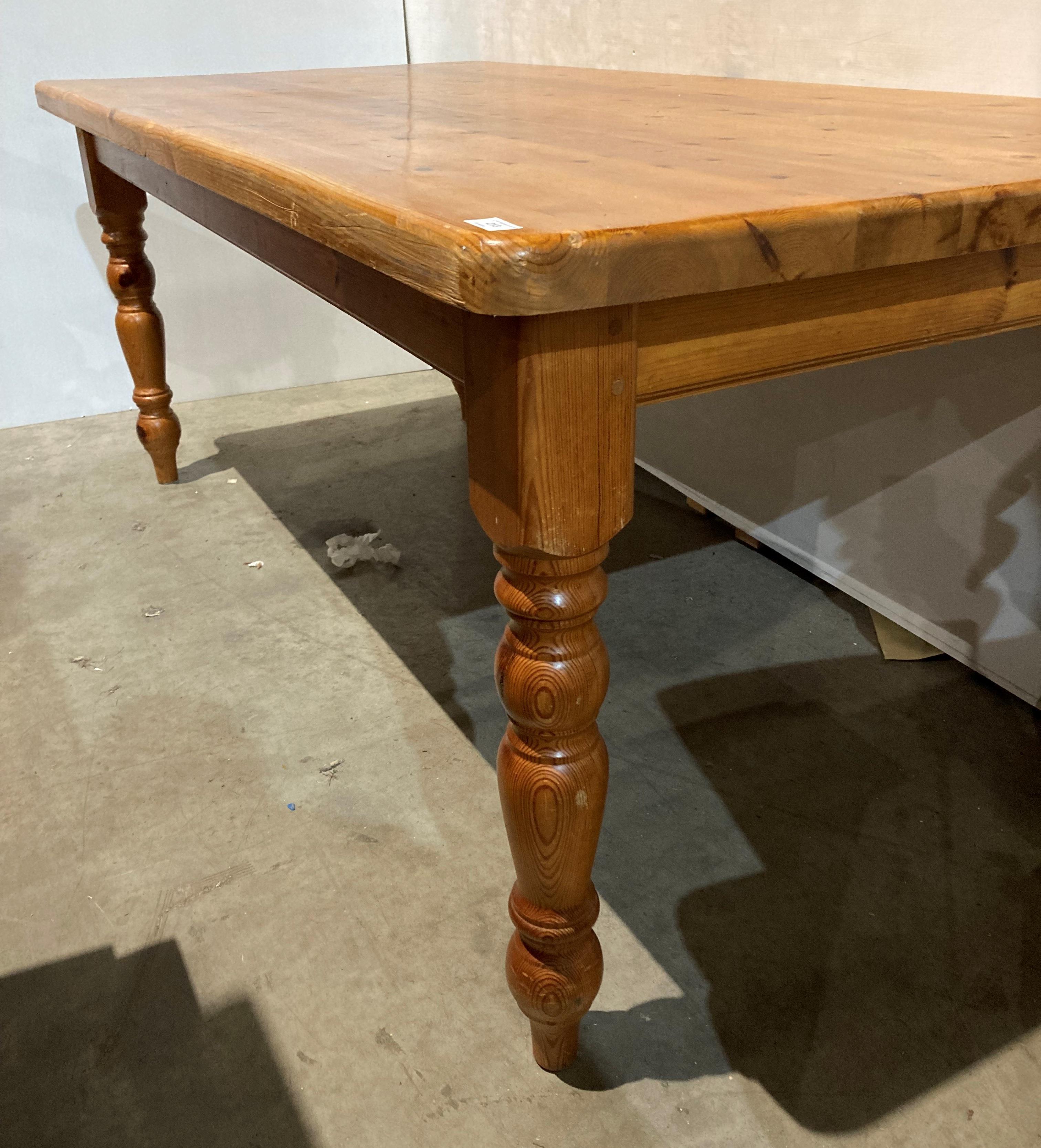 Solid pine farmhouse table on turned legs, - Image 2 of 2