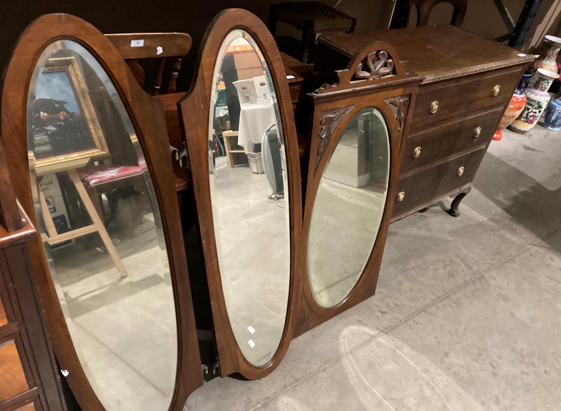 An early 20th century mahogany and walnut two piece bedroom suite comprising a tiled and mirror - Image 4 of 4