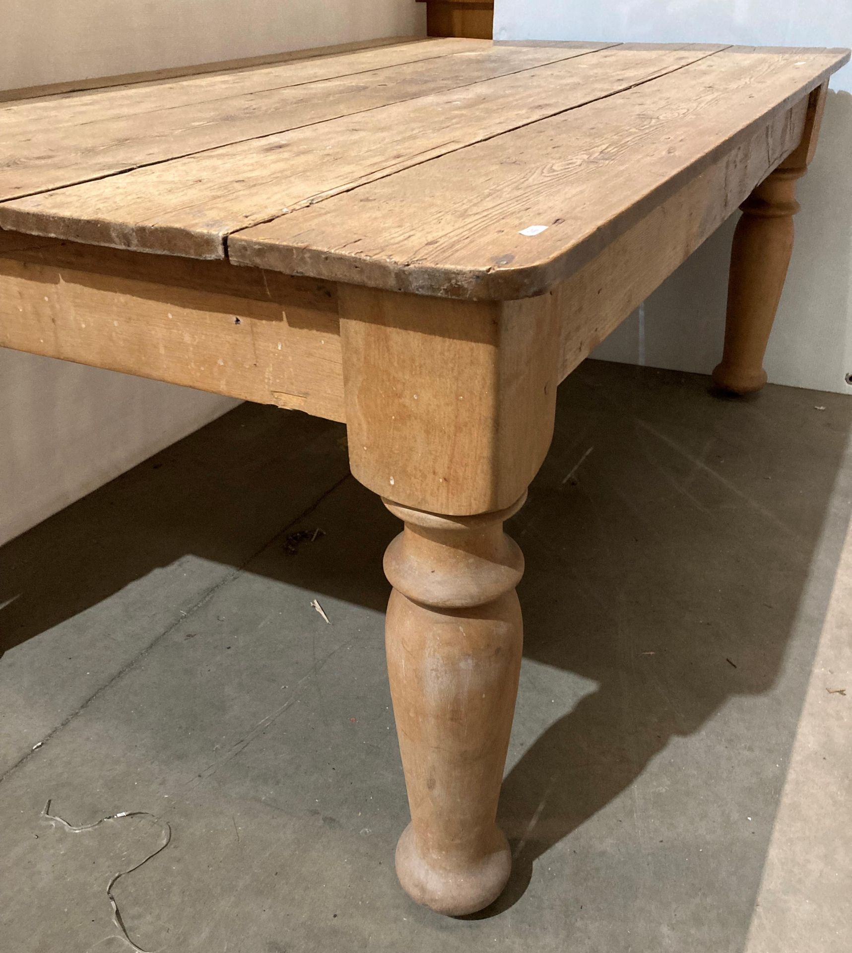 Solid stripped pine farmhouse kitchen table with thick turned legs, - Image 3 of 3