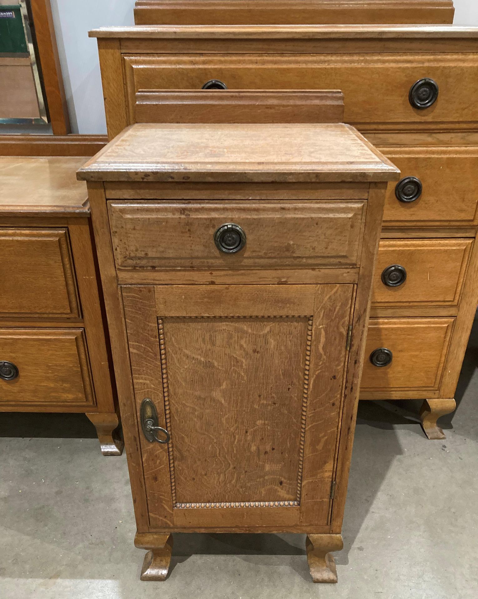 Light oak three-piece bedroom suite including four-drawer dresser, single-drawer, - Image 3 of 4