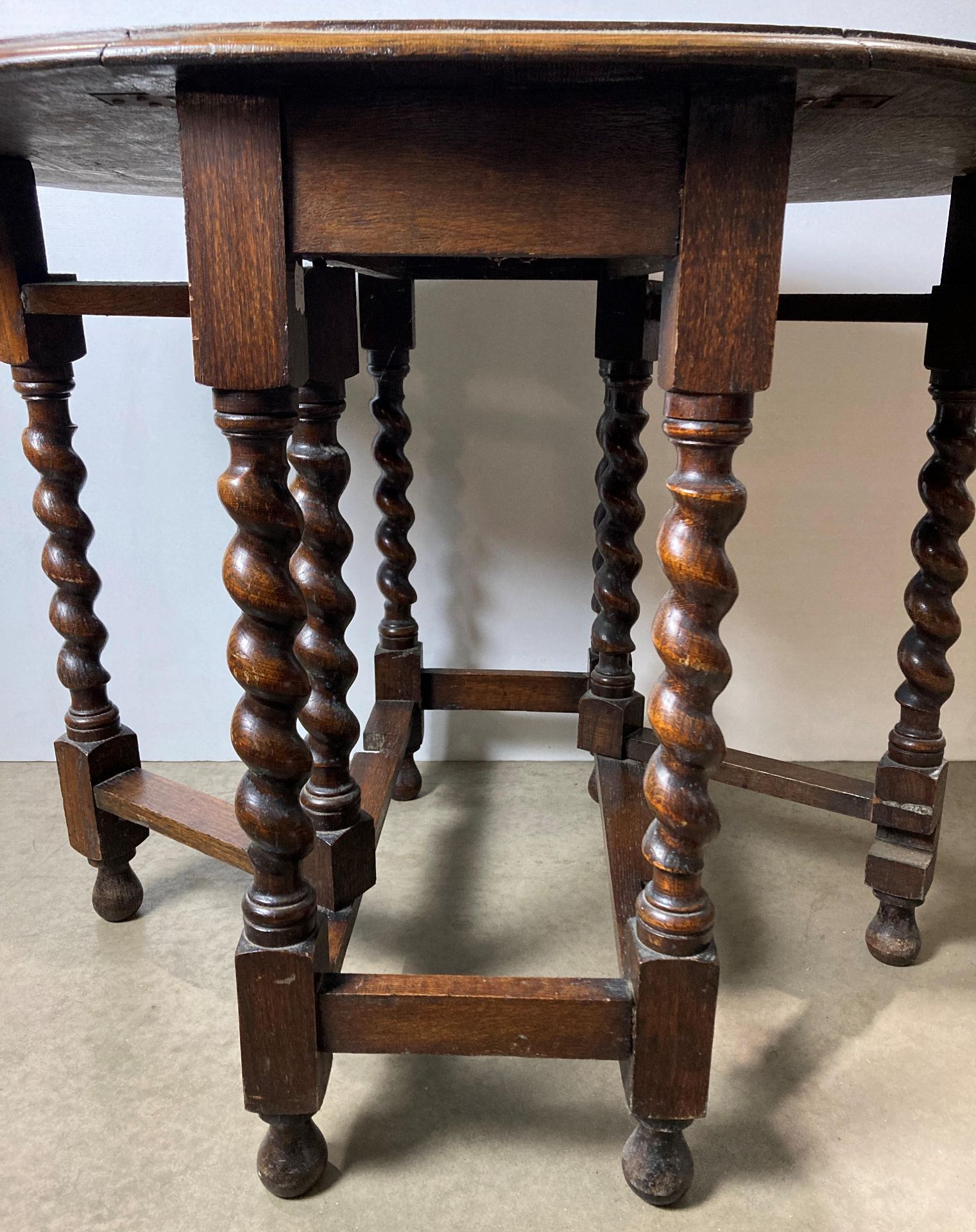 Mid-Century oak drop-leaf oval dining table with barley twist legs, - Image 3 of 4