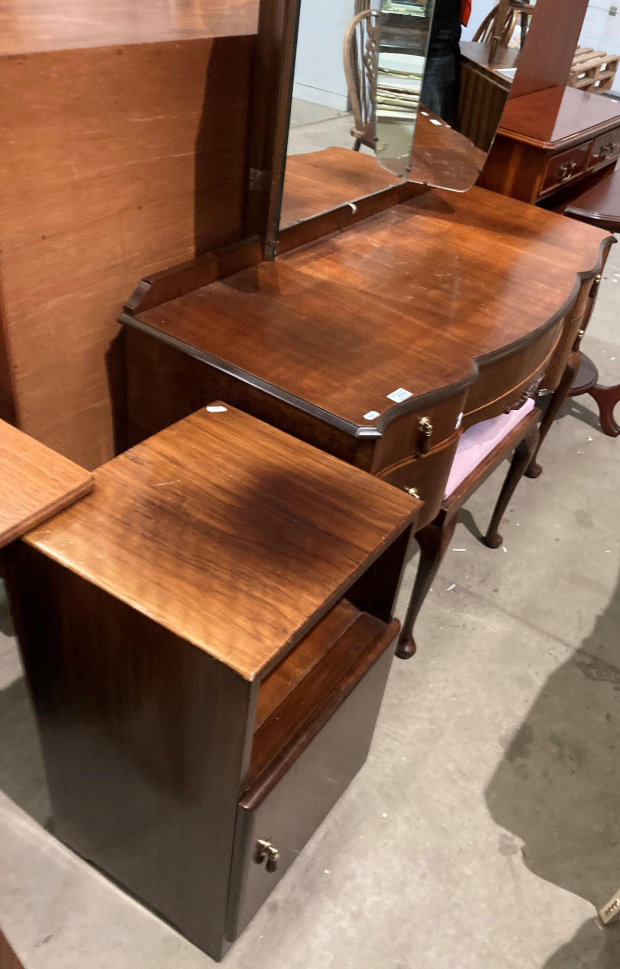 A mahogany shaped front five drawer mirror-back dressing table (120cm long) complete with matching - Image 2 of 2