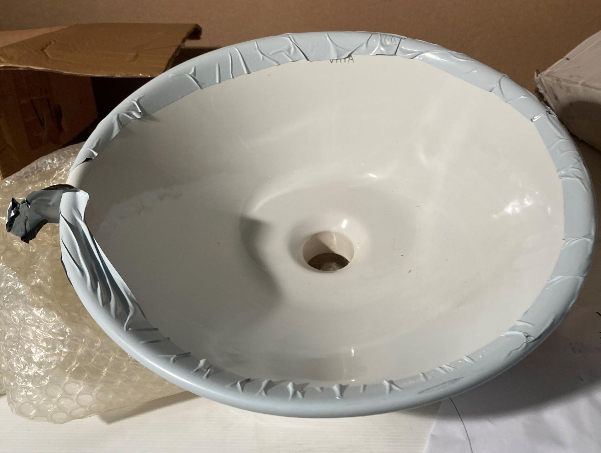 Vitra circular ceramic counter top wash basin in white boxed 380mm - Image 2 of 2