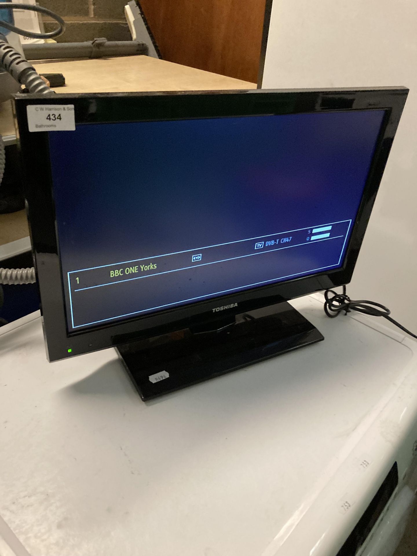 Toshiba 19" LCD TV model 198L502B with remote (saleroom location: PO)