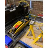 Halfords Hydraulic 2 tonne trolly jack in case and 2 axle stands (saleroom location: AA01)