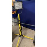 Draper adjustable 110v floodlight on tripod stand (saleroom location: R13)