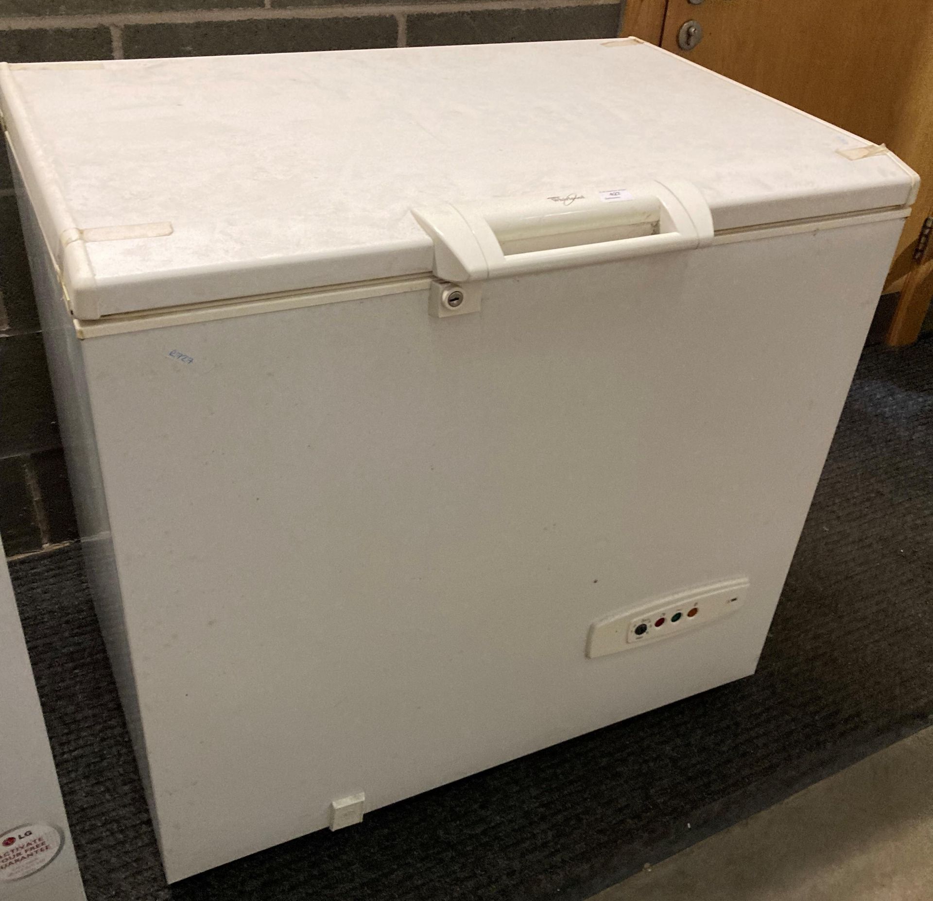 Whirlpool WCN 9-1 9 litre chest freezer (saleroom location: PO)