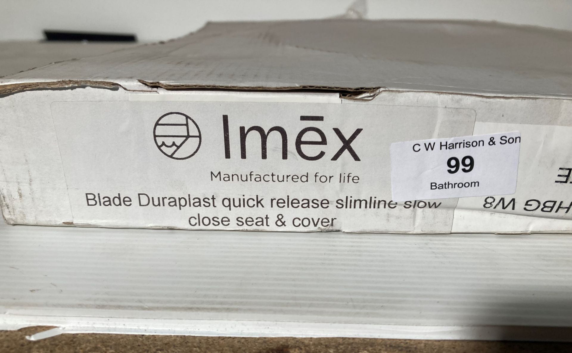 Imex blade quick release slimline cover soft close toilet seat in white (saleroom location: QL06) - Image 2 of 2