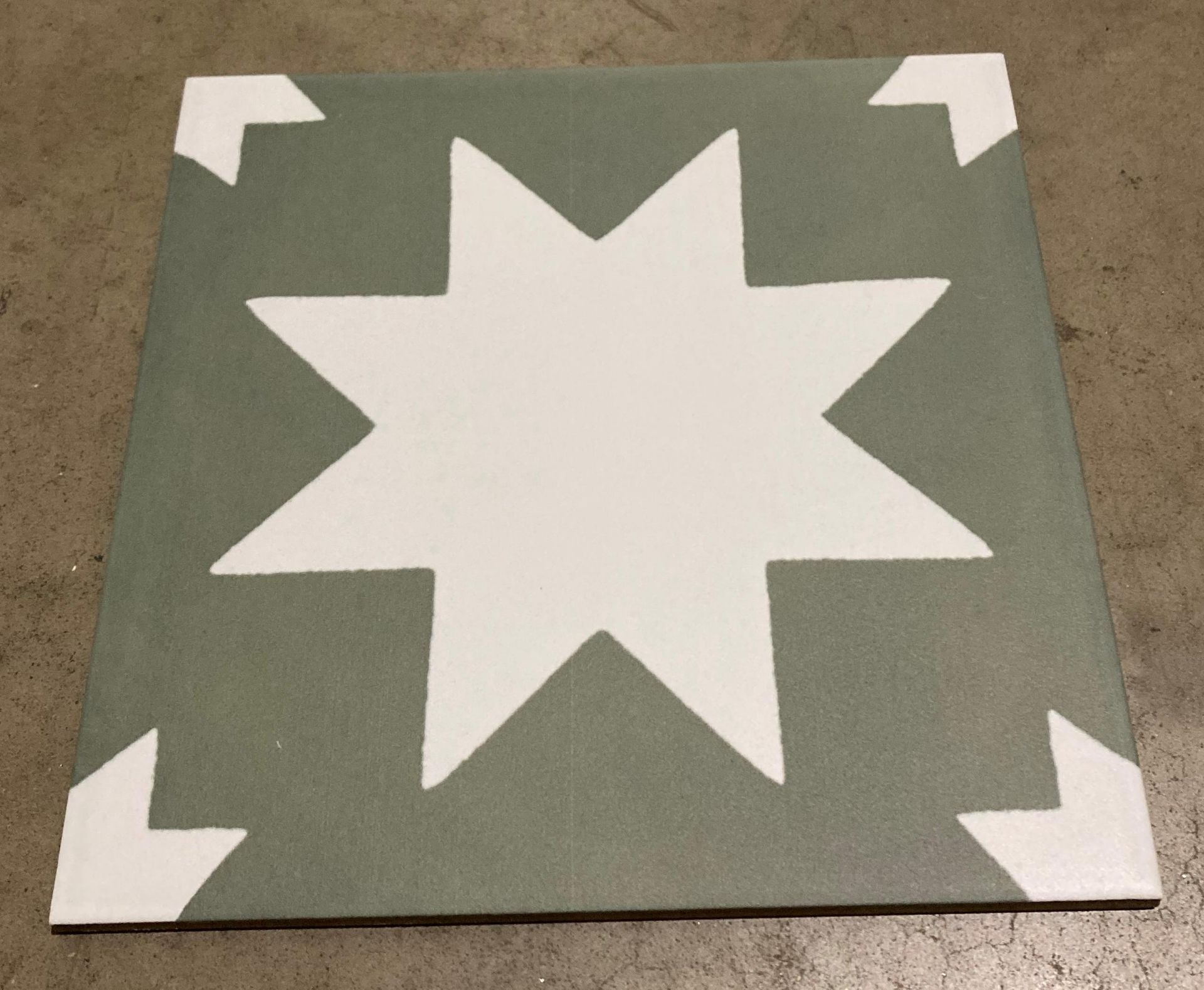 13 x packs of 25 20cm star design ceramic wall tiles in green and off white (saleroom location: QL - Image 2 of 2