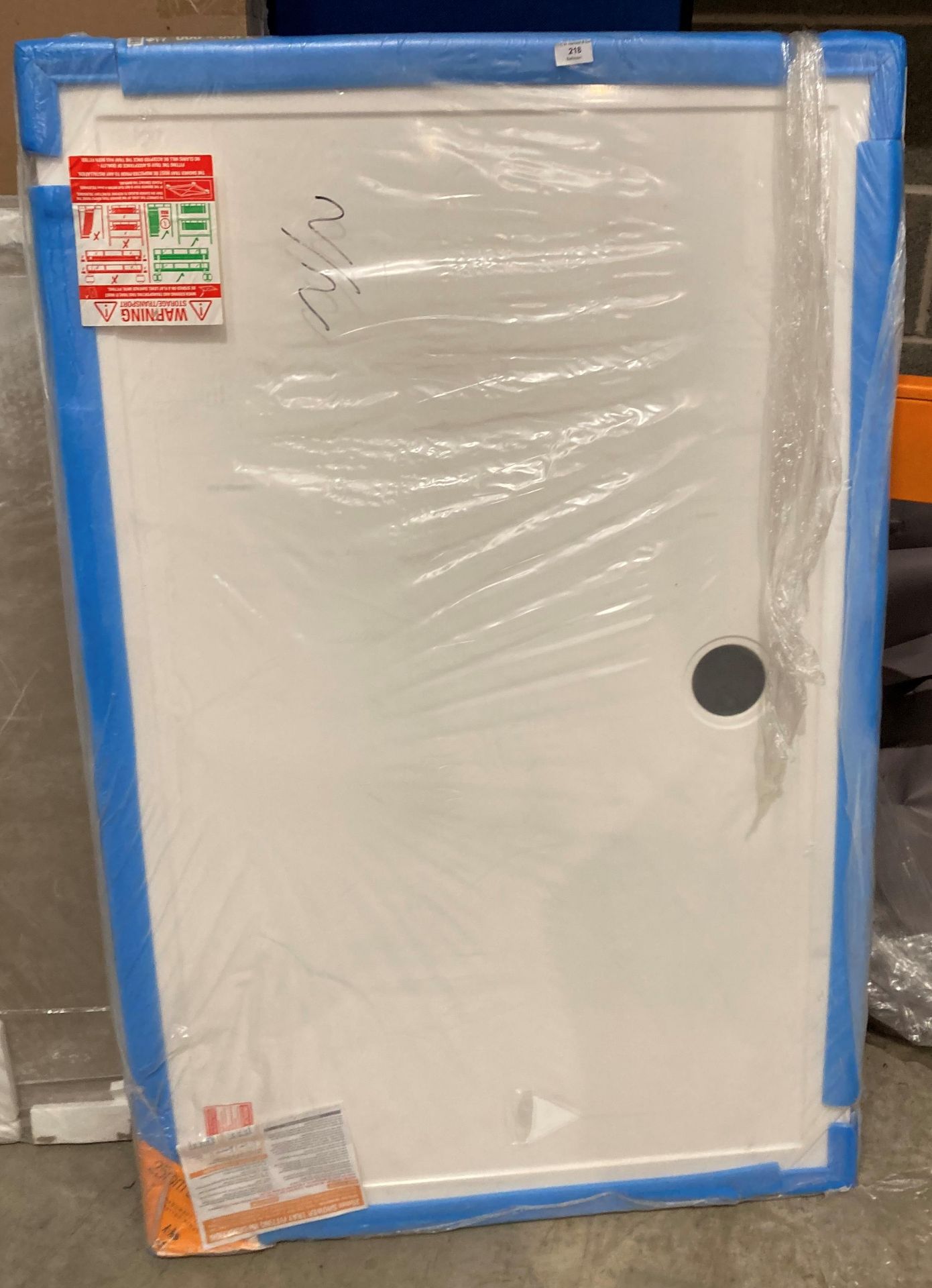 1400 x 900 shower tray in white (saleroom location: RB)