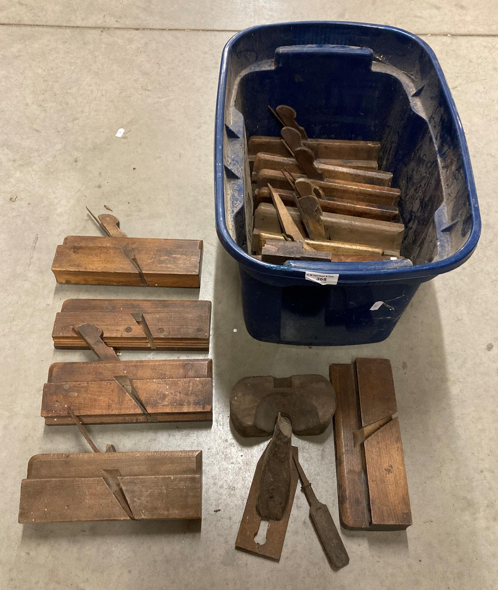 Contents to box - 10 x assorted vintage wooden moulding planes and parts (saleroom location: M08-1)