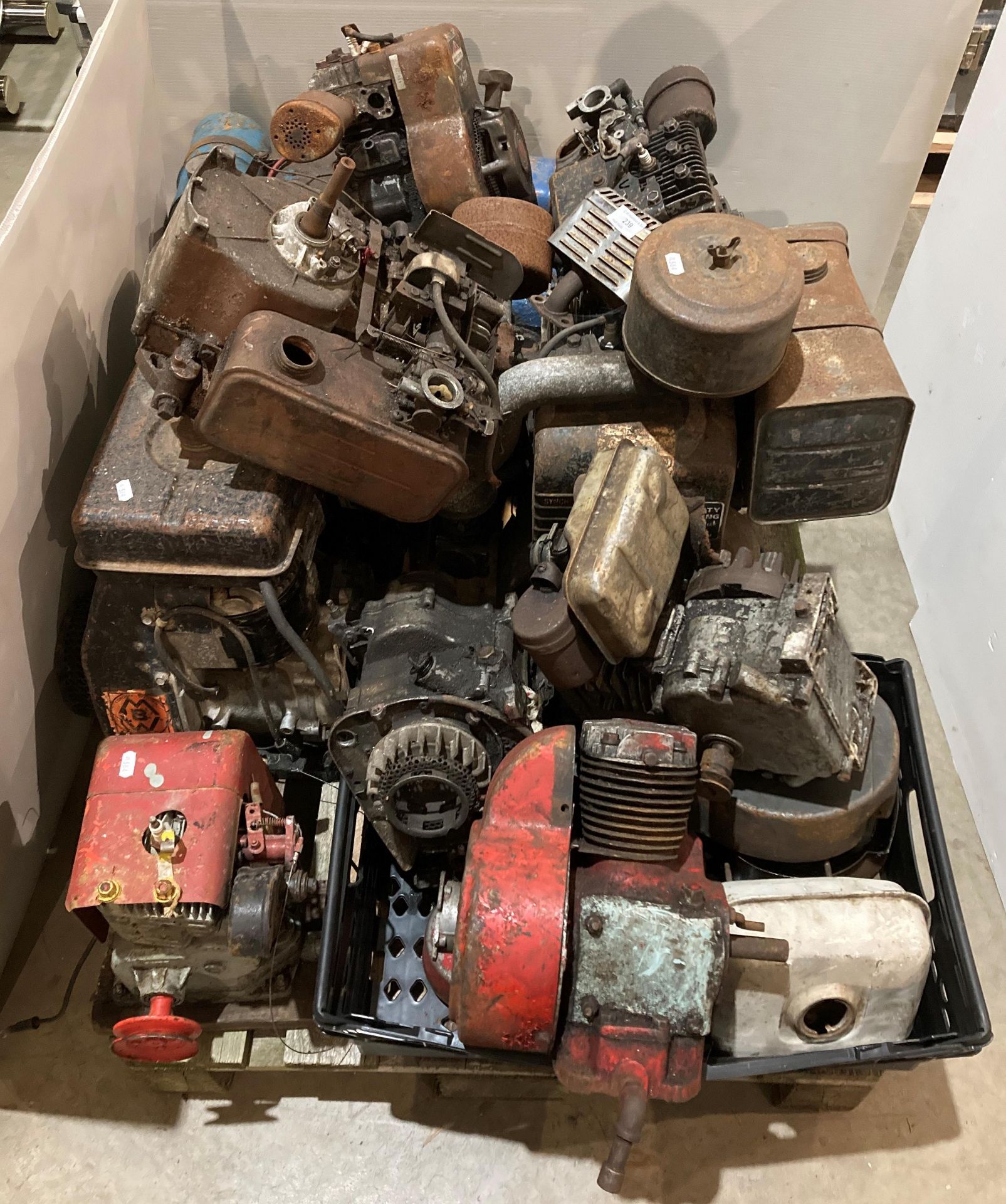 Contents to pallet - assorted engines including air cooled engine, Briggs & Stratton 3HP,