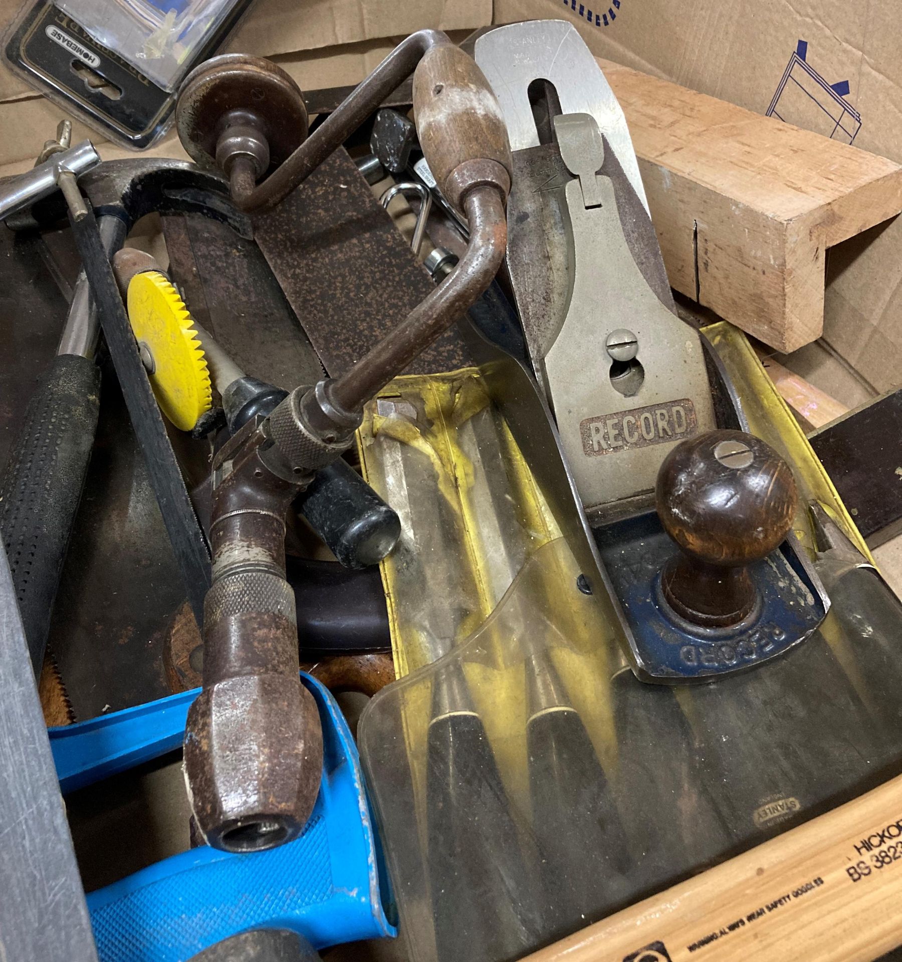 Contents to box - assorted hand tools including Record No 4½ plane, bit & brace, chisels, hammers, - Bild 2 aus 2