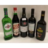 4 x Bottles Taylors Port (2017), Barolo red wine, Punt e Mes Passoa,