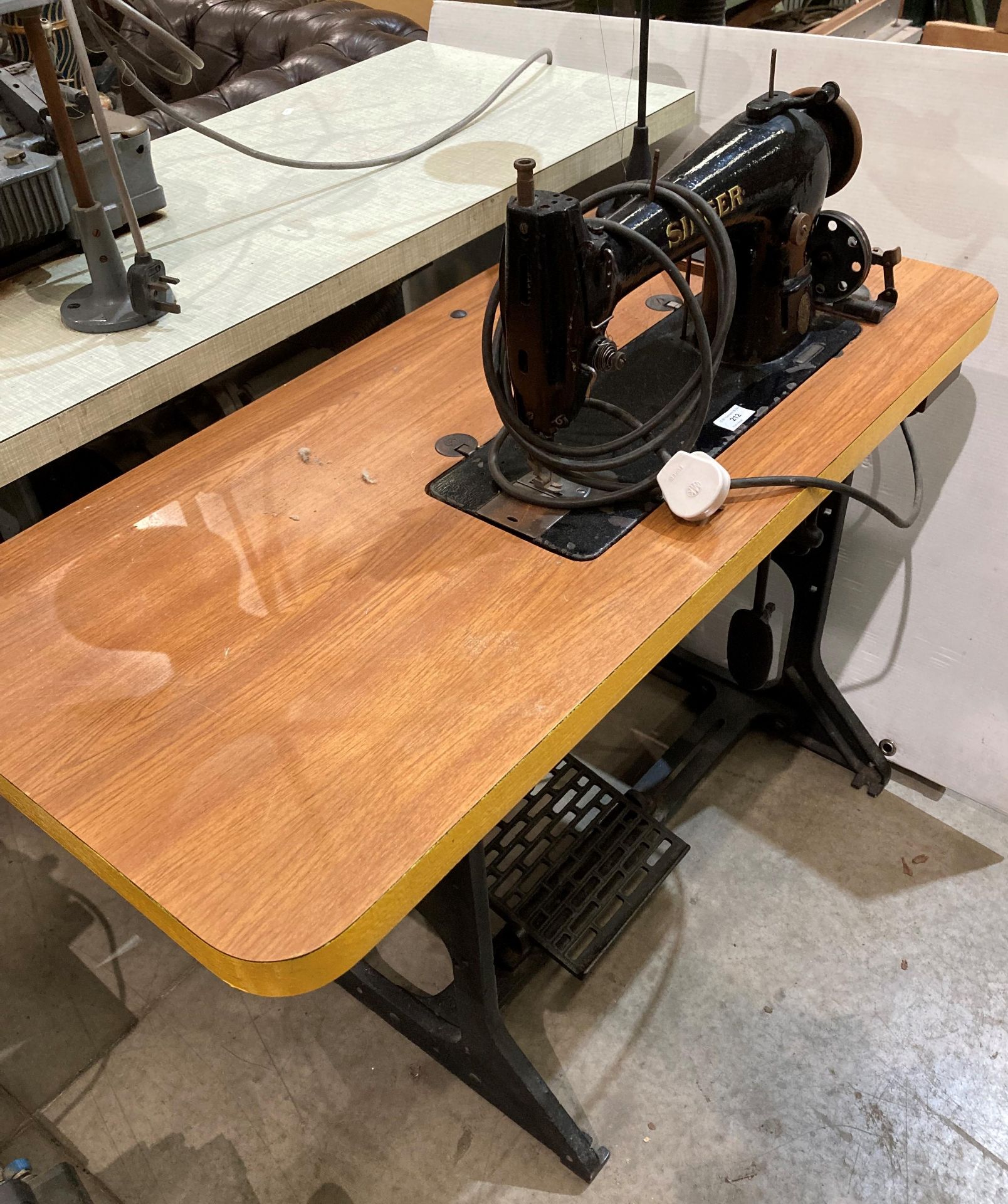 Singer 96KSV7 electric sewing machine (240v - no test,