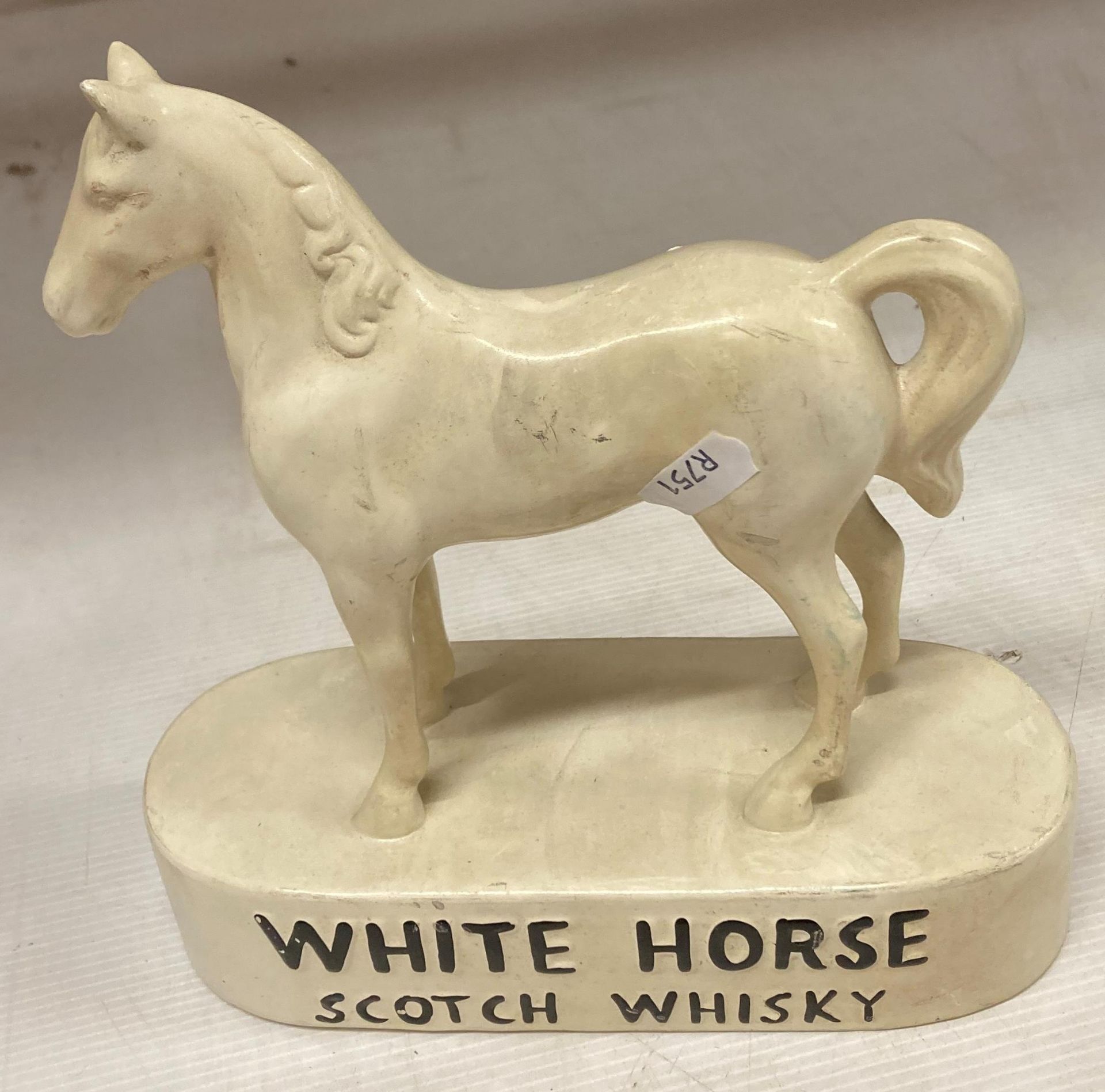 A cream ceramic horse advertising White Horse Scotch Whisky 22cm long x 23cm high (saleroom - Bild 2 aus 3