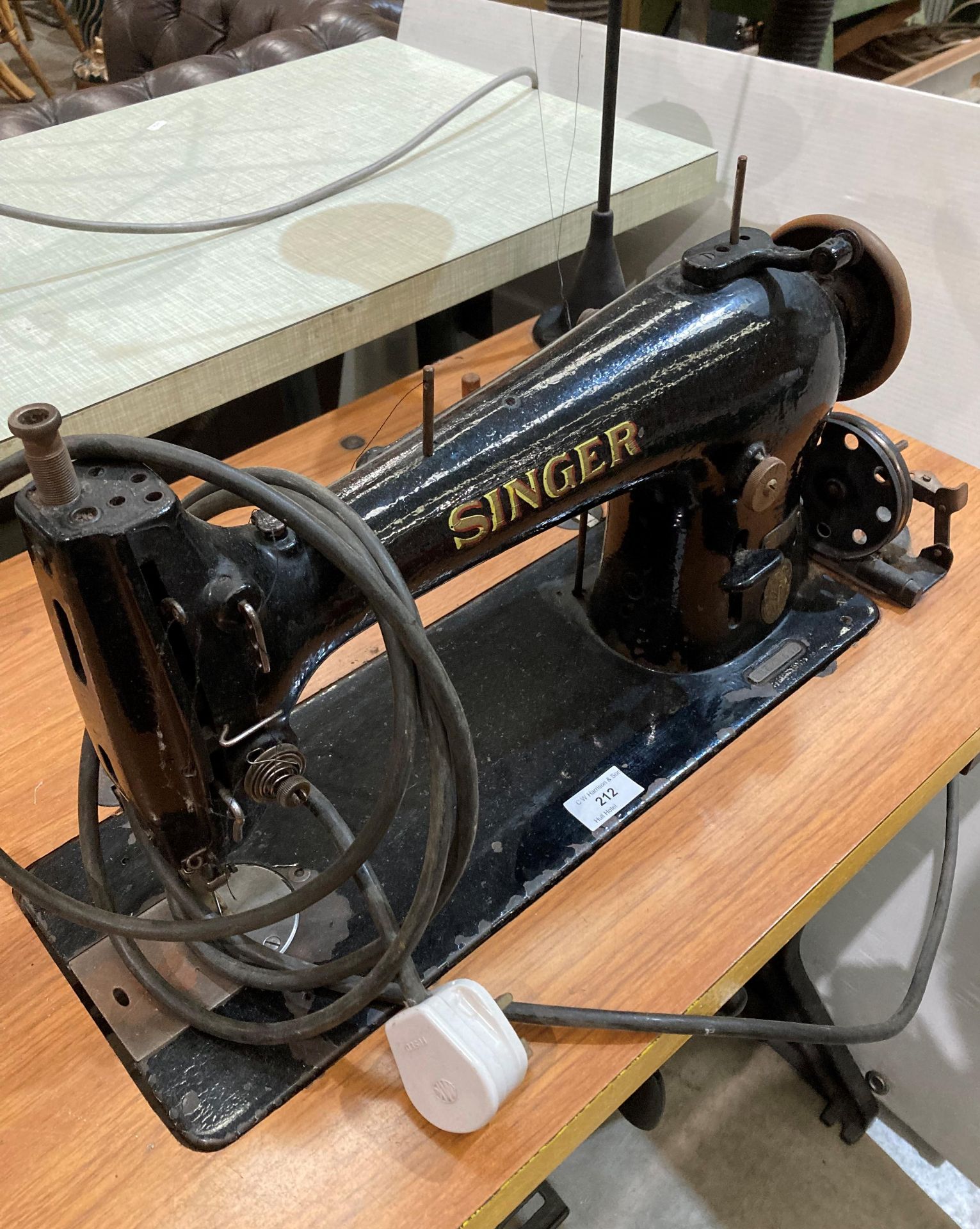 Singer 96KSV7 electric sewing machine (240v - no test, - Image 2 of 3